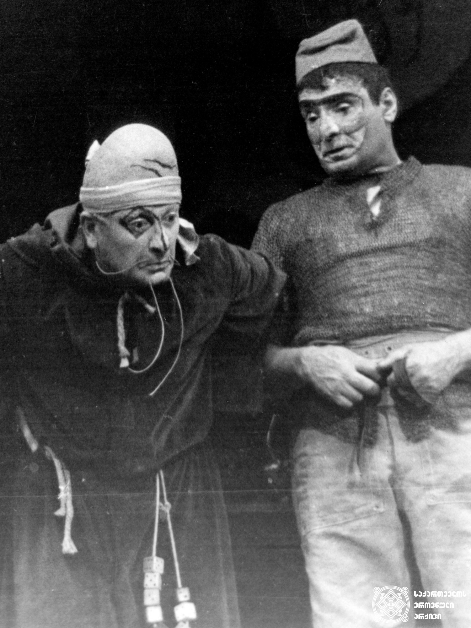 სცენა სპექტაკლიდან „ჭინჭრაქა“. ქოსა - რამაზ ჩხიკვაძე, ბაყბაყდევი - სერგო ზაქარიაძე. <br>
1963 წელი. <br>

Scene from the play "Chinchraka". Ramaz Chkhikva as Qosa;  Sergo Zakariadze as Giant. <br>
1963. <br>