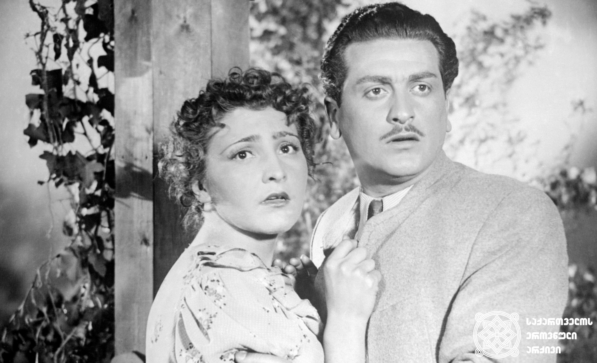 მხატვრული ფილმი „ჭრიჭინა“, შოთა - რამაზ ჩხიკვაძე, ჭრიჭინა - ლეილა აბაშიძე. <br> 
ფოტო: გიორგი ლიახოვი. <br>
1954 წელი.  <br>
Scene from the film The Chrichina. Ramaz Chkhikvadze as Shota, Leila Abashidze as Chrichina. <br>
Photo by Giorgi Liakhov.  <br>
1954.