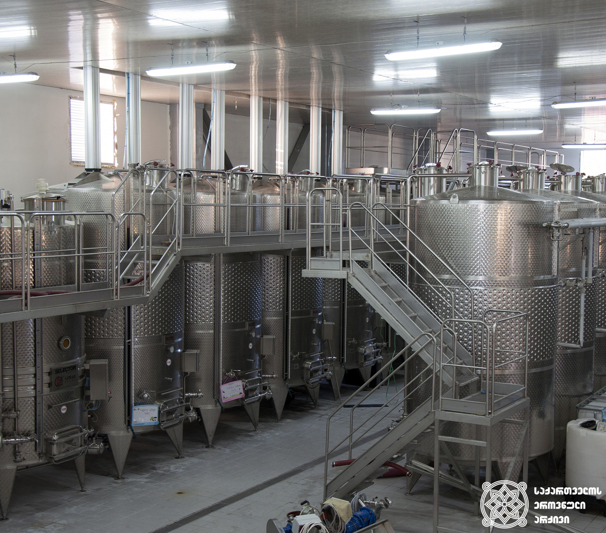 „მეღვინეობა ხარებას“ ღვინის ქარხანა<br> 
ფოტო: არმენ პეტროსიანი<br> 
თერჯოლა, 2013 წელი <br> 
Wine factory of the "Winery Khareba“ <br>
Photo by Armen Petroryan
Terjola, 2013 <br>