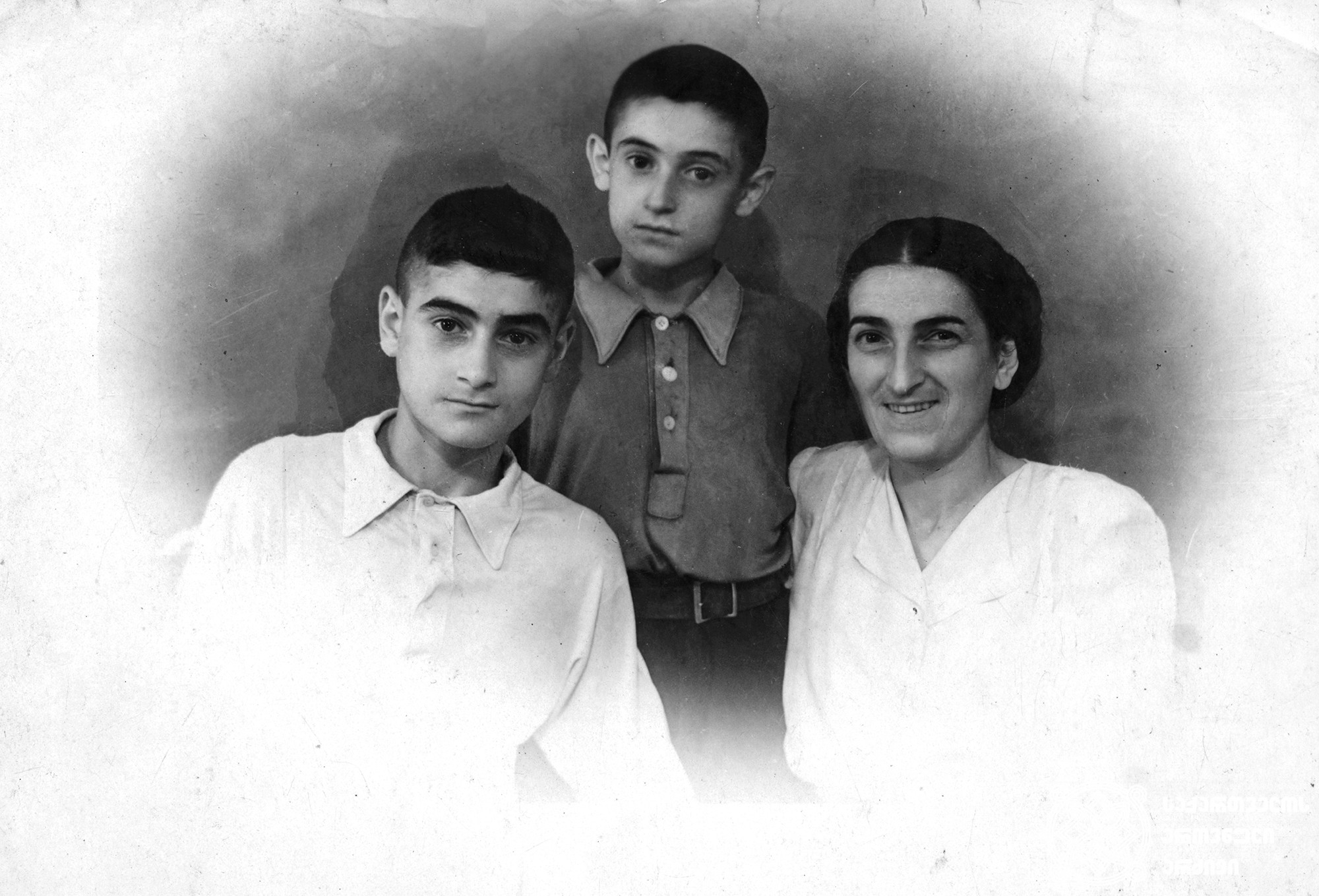 თამარ ცაგარეიშვილი შვილებთან – კახი და იმერი კავსაძეებთან ერთად
1945 წელი <br>
Tamar Tsagareishvili together with her children – Kakhi and Imeri Kavsadzes
1945 <br>