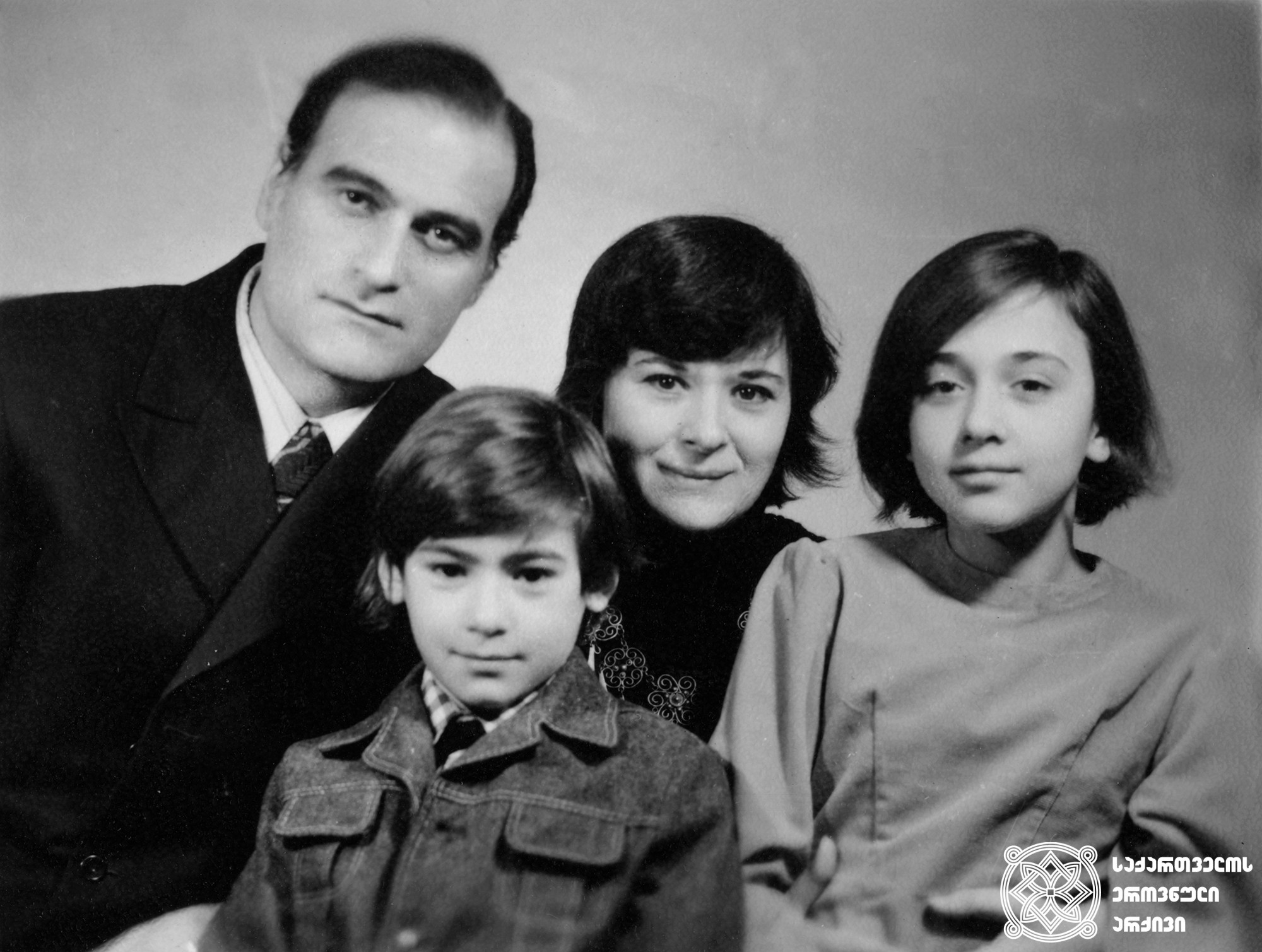 კახი კავსაძე, ირაკლი კავსაძე, ბელა მირიანაშვილი და ნანუკა ხუსკივაძე <br>
1975 წელი <br>
Kakhi Kavsadze, Irakli Kavsadze, Bela Mirianashvili and Nanuka Khuskivadze <br>
1975 <br>