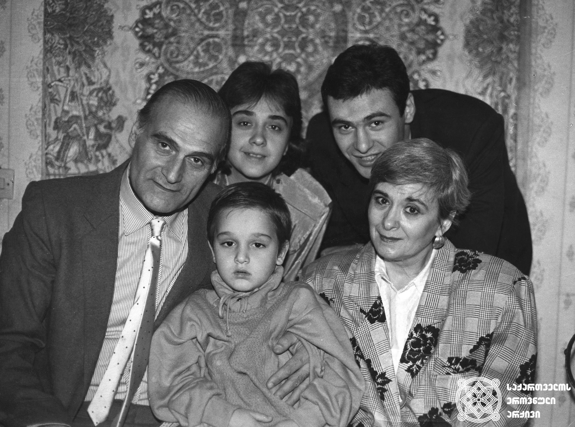 კახი კავსაძე, ნანუკა ხუსკივაძე, ირაკლი კავსაძე, ერეკლე დუმბაძე, ბელა მირიანაშვილი <br>
1989 წელი <br>
Kakhi Kavsadze, Nanuka Khuskivadze, Irakli Kavsadze, Erekle Dumbadze, Bela Mirianashvili <br>
1989 <br>
