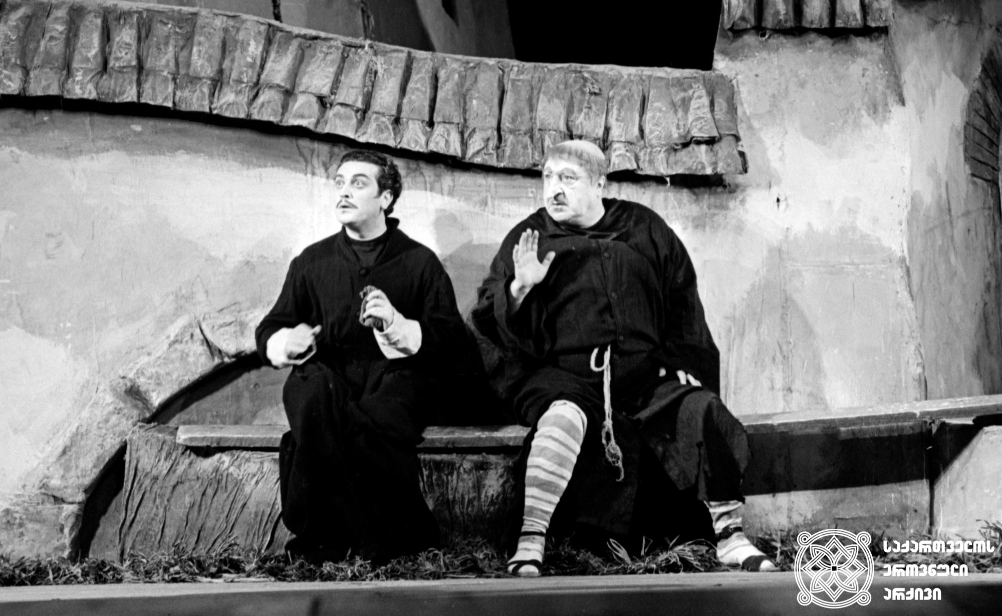 სცენა სპექტაკლიდან „ესპანელი  მღვდელი“, ლეანდრო - რამაზ  ჩხიკვაძე,  დიეგო - ემანუელ აფხაიძე. <br>1954 წელი.<br>
Scene from the play Spanish Priest. Ramaz Chkhikvadze as Leandro, Emanuel Aphkhaidze as Diego. <br>1954.