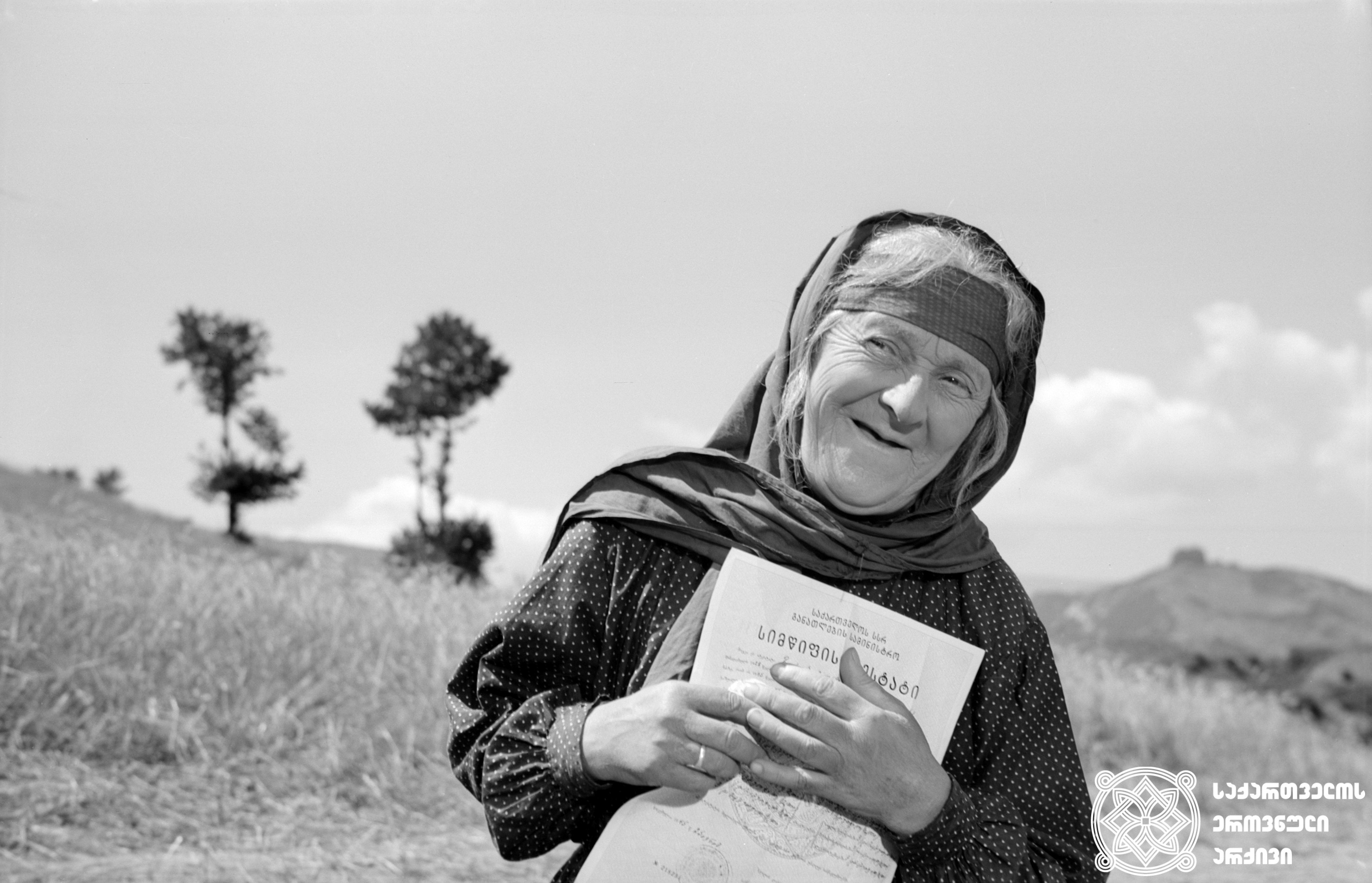 ოლღა ბებია - სესილია თაყაიშვილი. მხატვრული ფილმი „მე, ბებია, ილიკო და ილარიონი“. 
კინოსტუდია „ქართული ფილმი“, რეჟისორი - თენგიზ აბულაძე. 
1962 წელი. 
<br>
Grandmother Olgha – Sesilia Takaishvili. Feature film “Me, bebia, Iliko da Ilarioni” (“I, Grandmother, Iliko and Illarion”). 
Film Studio “Georgian Film”, Director – Tengiz Abuladze. 1962