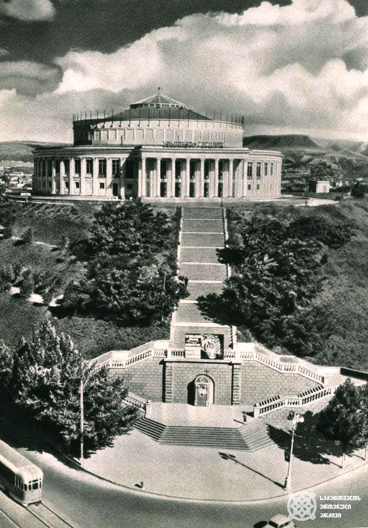 ცირკის შენობა, 1940-იანი წლები.
<br>Circus building, 1940s.