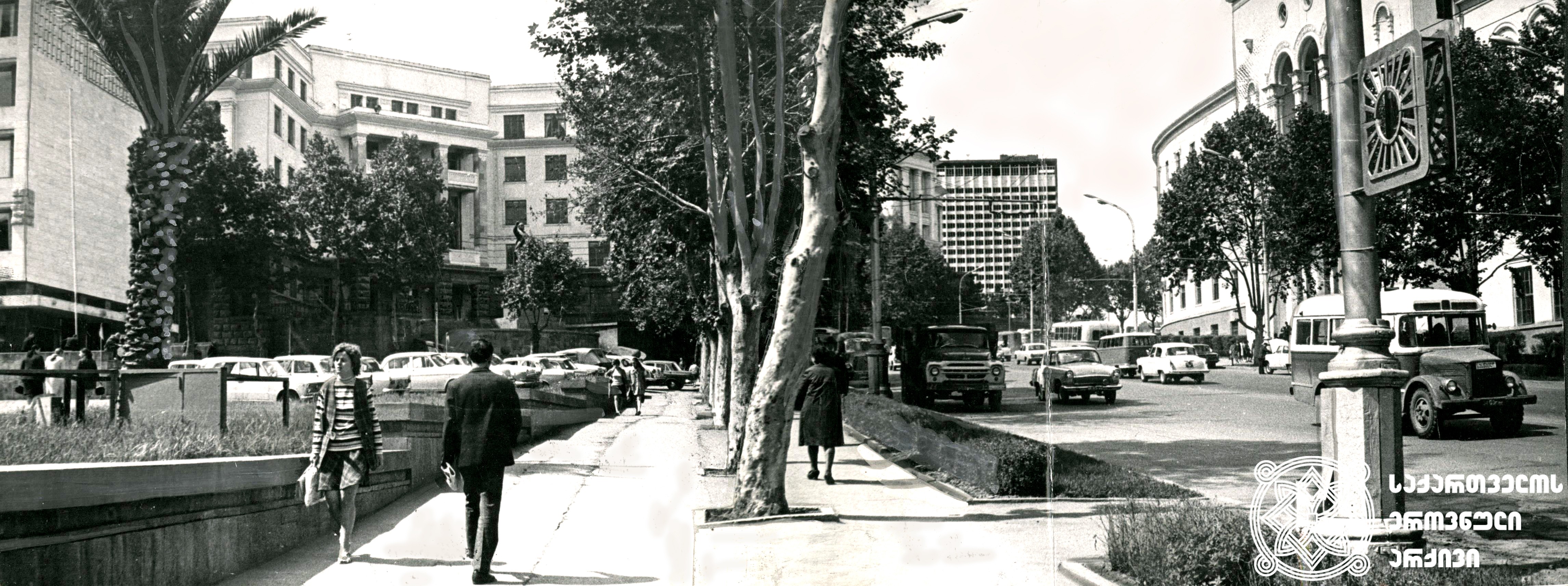 ლენინის ქუჩა (დღევანდელი კოსტავას ქუჩა), 1960-იანი წლები.
<br>დაცულია გიორგი ბეჟანიშვილის ფონდში.
<br>Lenini Street (today’s Kostava Street), 1960s.
<br>Preserved in Giorgi Bezhanishvili’s fonds.