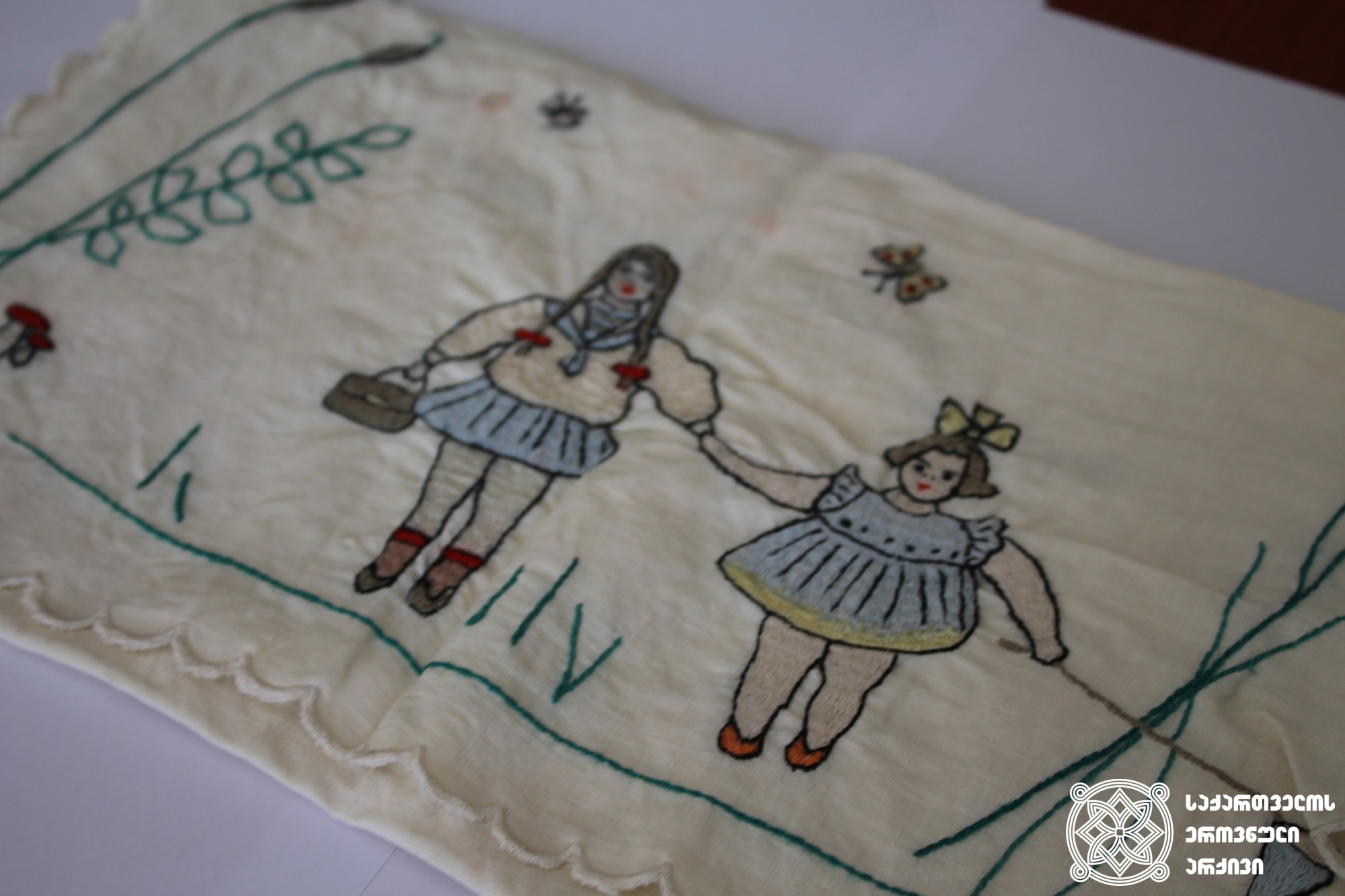მარიამ ცაბაძის (გიორგი ცაბაძის მეუღლე) მიერ გადასახლებიდან შვილებისთვის  გამოგზავნილი ნაქარგობა. <br>
The embroidery sent by Mariam Tsabadze (Giorgi Tsabadze’s wife) to her children from exile.