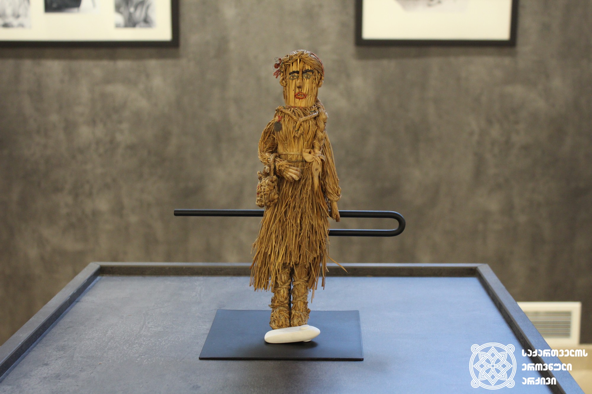 ტუსაღების მიერ ლიზიკო ქავთარაძისთვის ცოცხის ტარისგან გაკეთებული თოჯინა. <br>
A doll made with the broom handle by the prisoners for Liziko Kavtaradze