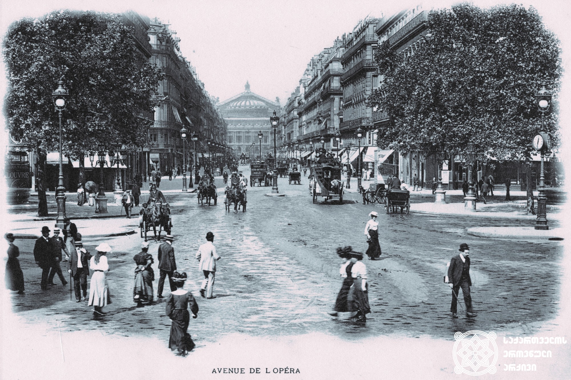 1900-იანი წლები. საფრანგეთი, პარიზი. ოპერის გამზირი. <br>
დაცულია საქართველოს ეროვნულ არქივში. <br>
1900-s. France, Paris. Opera Avenue. <br>
Preserved at the National Archives of Georgia.