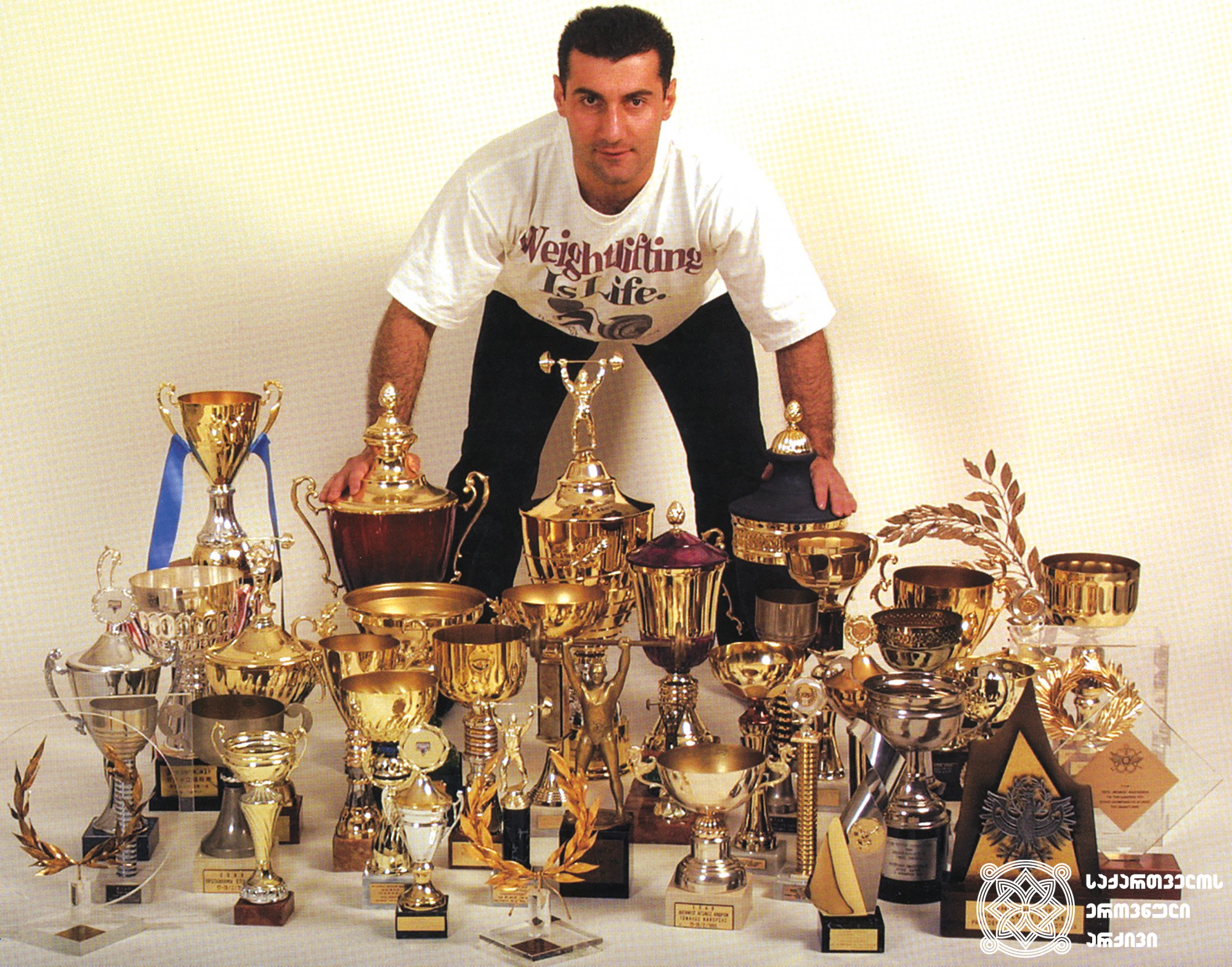 კახი კახიაშვილი. <br>
XXV, XXVI და XXVII ოლიმპიური თამაშების ჩემპიონი ძალოსნობაში (1992 წელი, ბარსელონა; 1996 წელი, ატლანტა; 2000 წელი, სიდნეი).  <br>

Kakhi Kakhishvili. <br>

Champion of the XXV, XXVI and XXVII Olympic Games in Weightlifting (1992, Barcelona; 1996, Atlanta; 2000, Sydney).