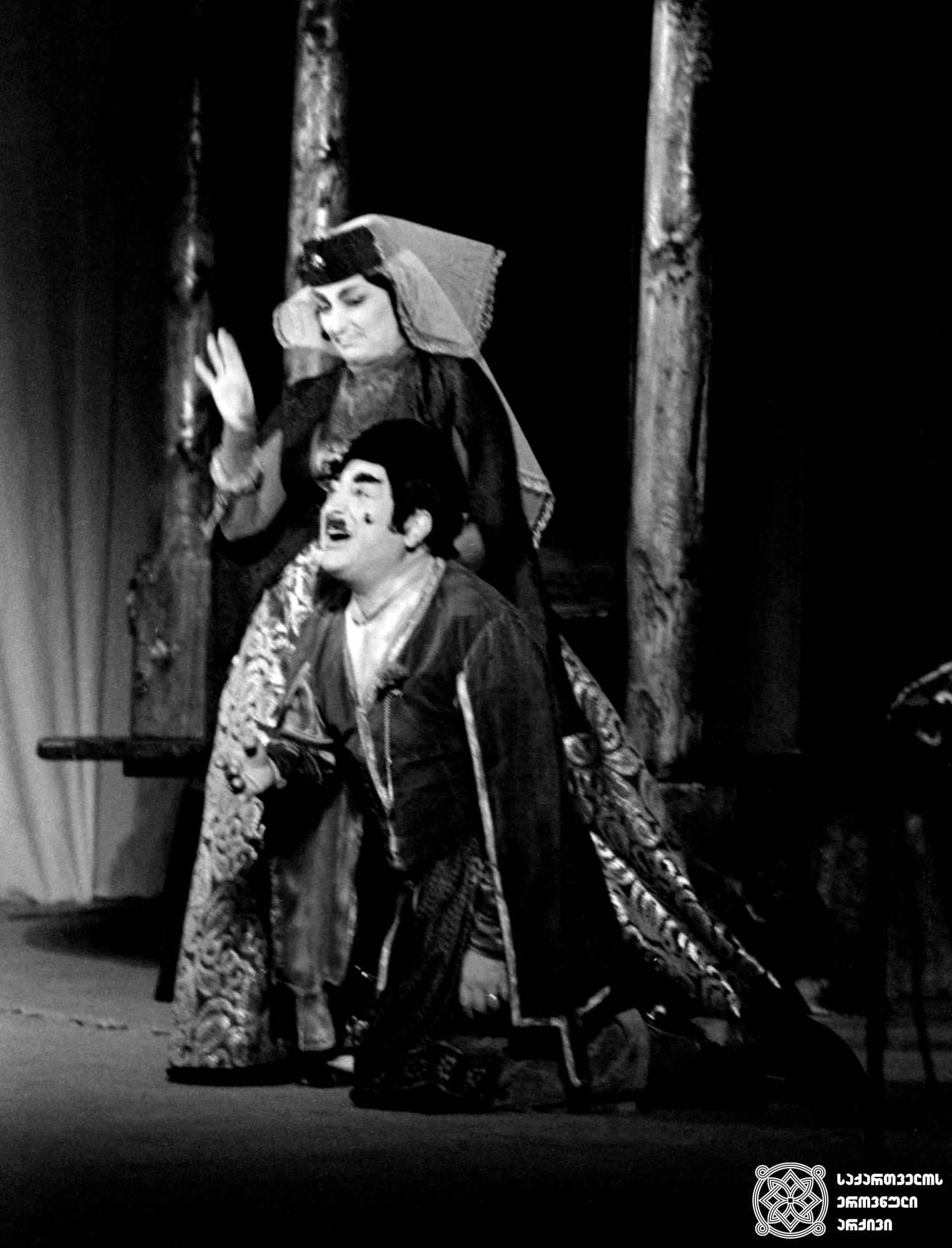 სცენა სპექტაკლიდან „ხანუმა“, ხანუმა - სალომე ყანჩელი, აკოფა- რამაზ ჩხიკვაძე.
<br>1973 წელი.<br>
Scene from the play Khanuma. Salome Kancheli as Khanuma, Ramaz
Chkikvadze as Akopha, <br> 1973.