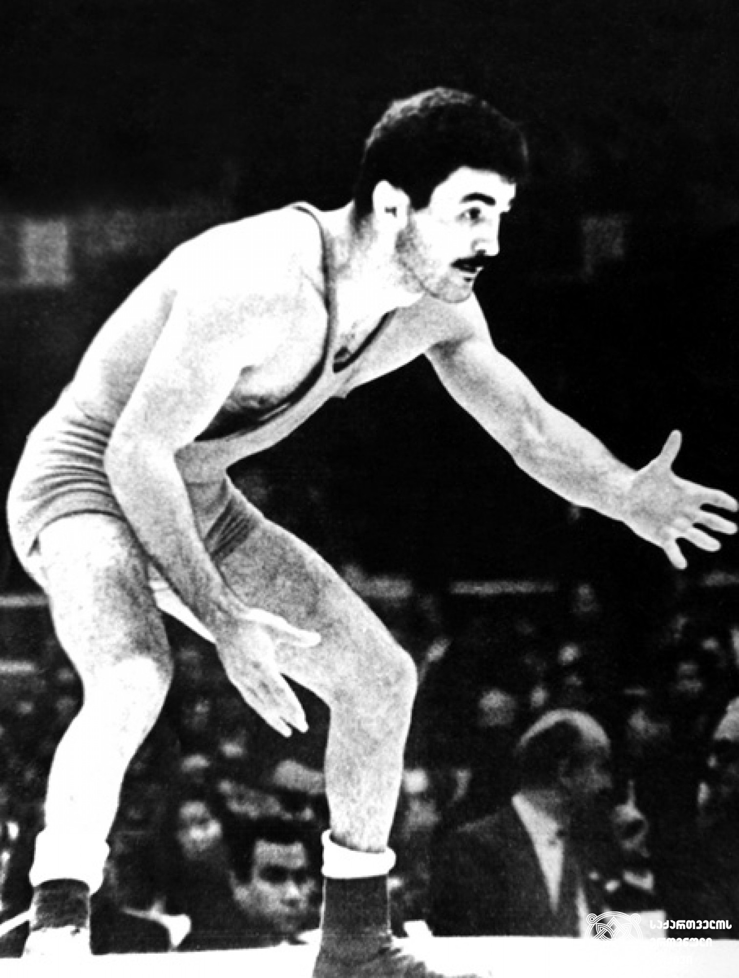 ნოდარ ხოხაშვილი. <br>
XVIII ოლიმპიური თამაშების მესამე პრიზიორი თავისუფალ ჭიდაობაში (1964 წელი, ტოკიო). <br>
ფოტო საქართველოს ეროვნული ოლიმპიური კომიტეტის ვებგვერდიდან. <br>
Nodar Khokhashvili. <br>
Third-prize winner of the XVIII Olympic Games in Wrestling Freestyle (1964, Tokyo). <br>
Photo from the web-site of the Georgian National Olympic Committee.