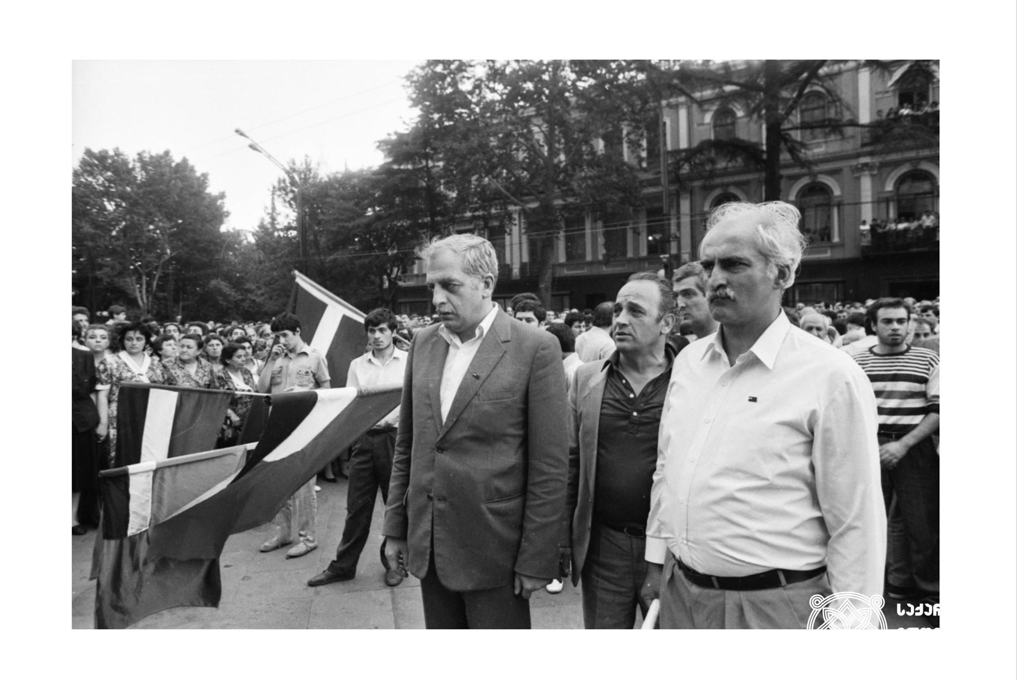 მერაბ კოსტავა და ზვიად გამსახურდია რუსთაველის გამზირზე გამართულ სამგლოვიარო მიტინგზე. 1989 წლის მაისი
<br>
Merab Kostava and Zviad Gamsakhurdia on the funeral demonstration on Rustaveli avenue. 1989