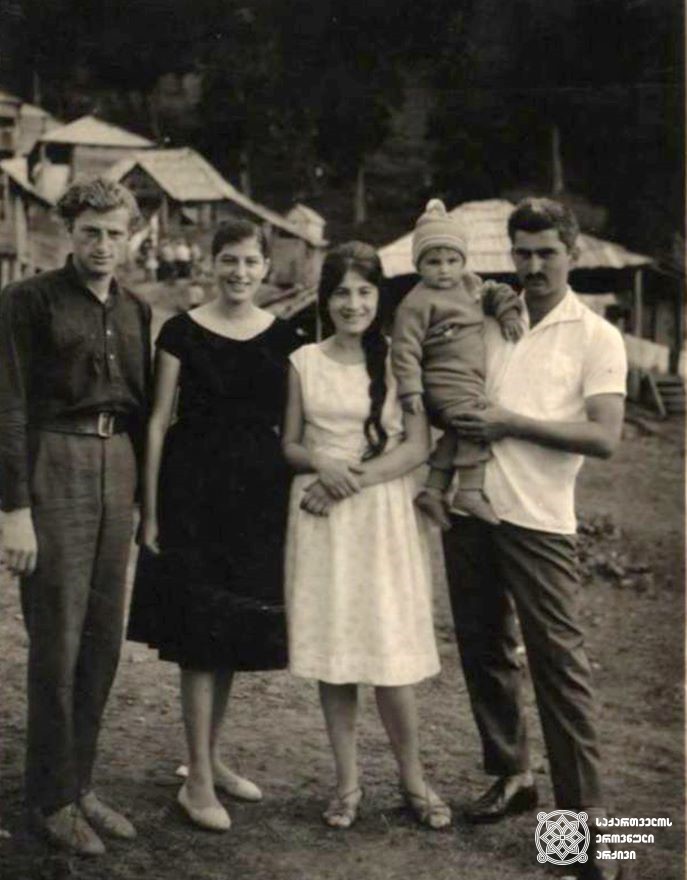 ბეჟან გოგუაძე, დარეჯან გოგუაძე, რუსუდან ბერიძე, ირაკლი და მერაბ კოსტავები. ბახმარო. 1962 წელი
<br>
Bezhan Goguadze, Darejan Goguadze, Rusudan Beridze, Irakli Kostava and Merab Kostava. Bakhmaro. 1962