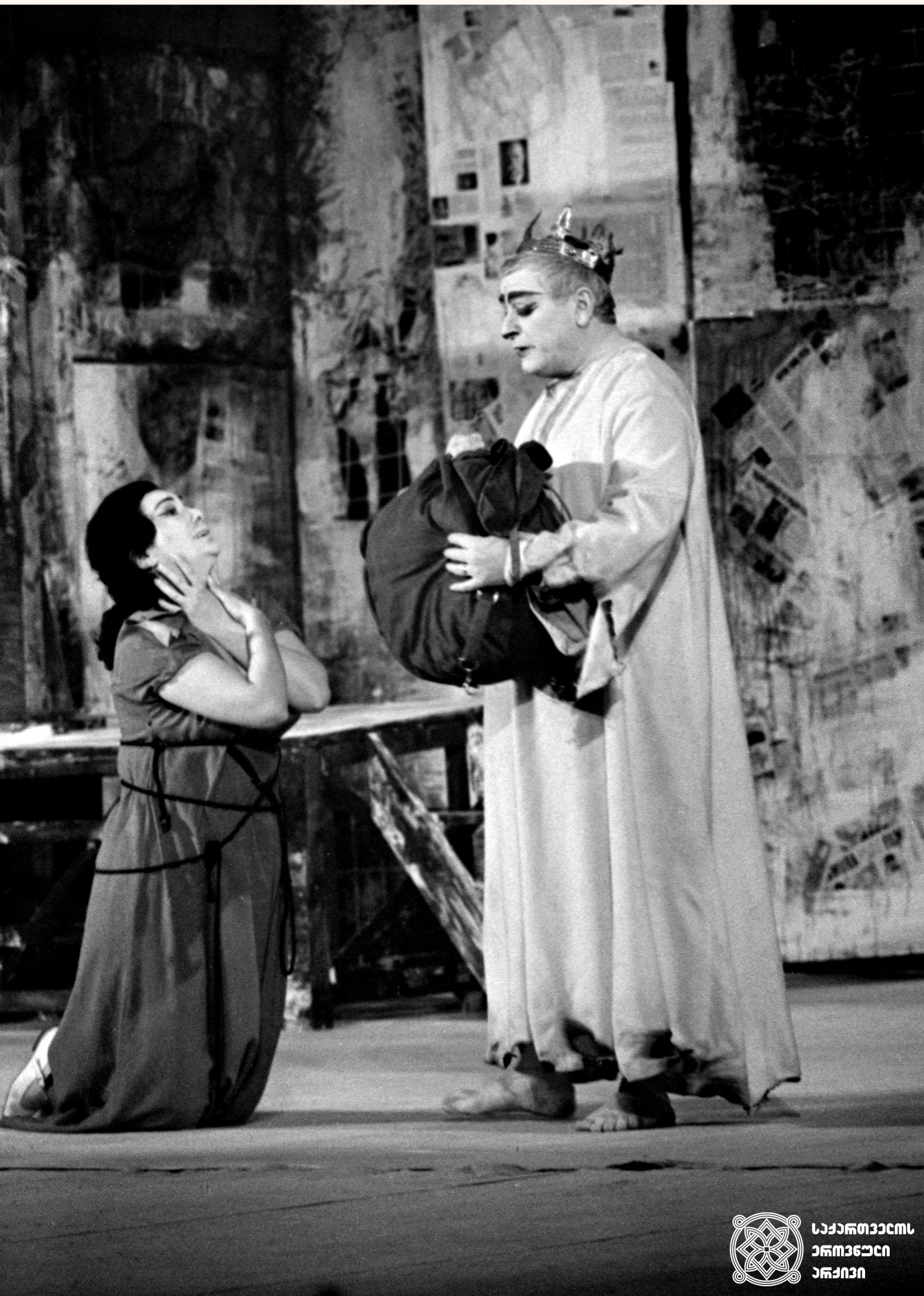 სცენა სპექტაკლიდან „ყვარყვარე“. ყვარყვარე - რამაზ ჩხიკვაძე. ლირსა - ლიკა ჭავჭავაძე. <br>
1974 წელი. <br> 

Scene from the play "Kvarkvare". Kvarkvare- Ramaz Chkhikvadze. Lira - Lika Chavchavadze. <br>
1974. <br>