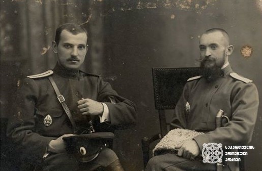 სამხედრო ექიმი, კავკასიის ლიეტუველთა საბჭოს წევრი, ბრონიუს სიპავიჩუსი (მარჯვნივ), 1916
<br>
Military doctor, member of the Lithuanian Council in the Caucasus Bronius Sipavicius (right)