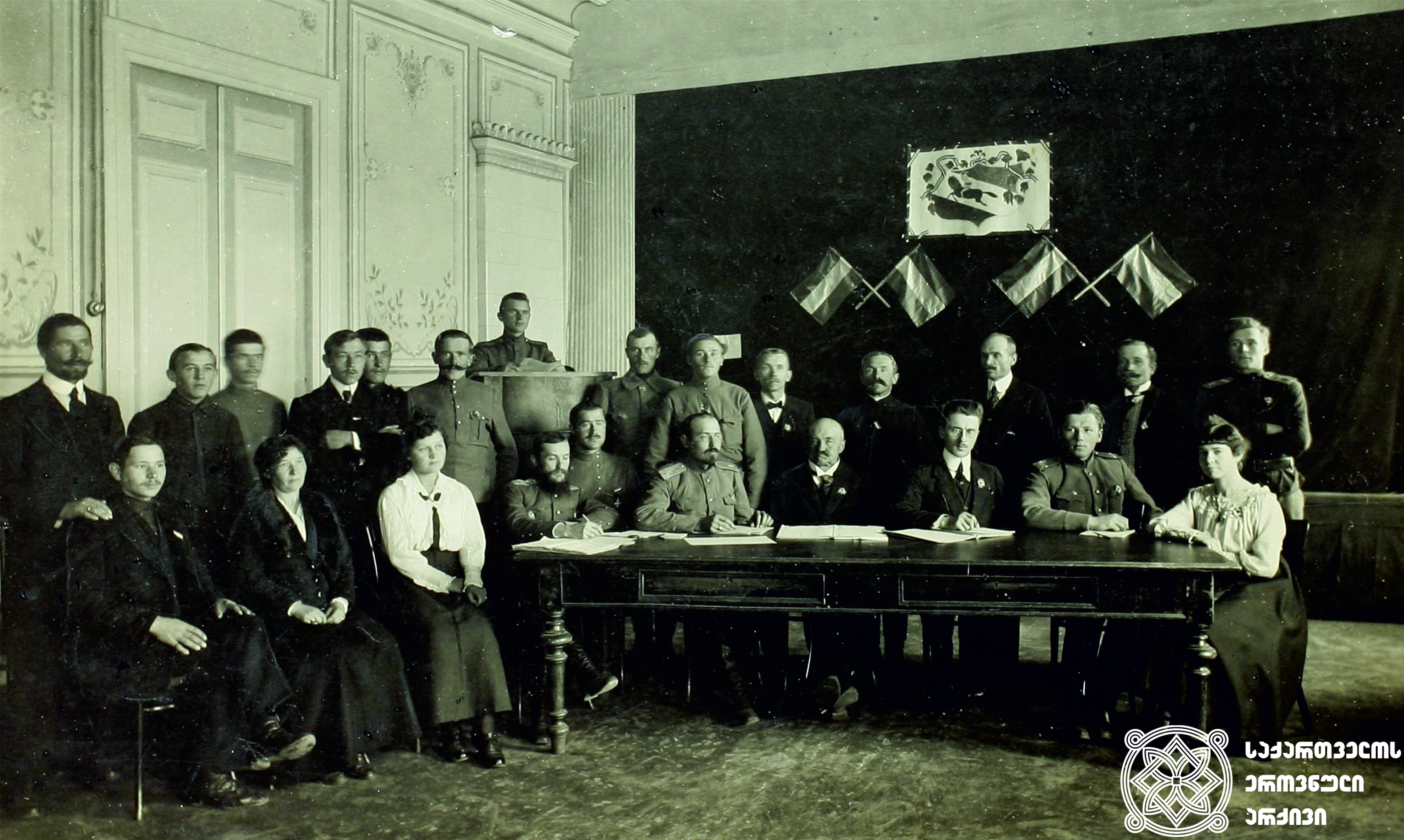 კავკასიაში ლიეტუველთა ორგანიზაციის წარმომადგენელთა ყრილობა. მაგიდის ცენტრში საპატიო თავმჯდომარე პეტრას ვილეიშისი, მის გვერდით, მარჯვნივ, ყრილობის თავმჯდომარე პრანას დაილიდე. <br>
თბილისი 1917 წელი, 27-30 დეკემბერი<br>
Congress of the representatives of Lithuanian organizations in the Caucasus. At the table, in the center – Honorary Chairman Petras Vileišis, next to him to the right - Chairman of the Congress Pranas Dailidé. <br>Tbilisi, December 27- 30, 1917
