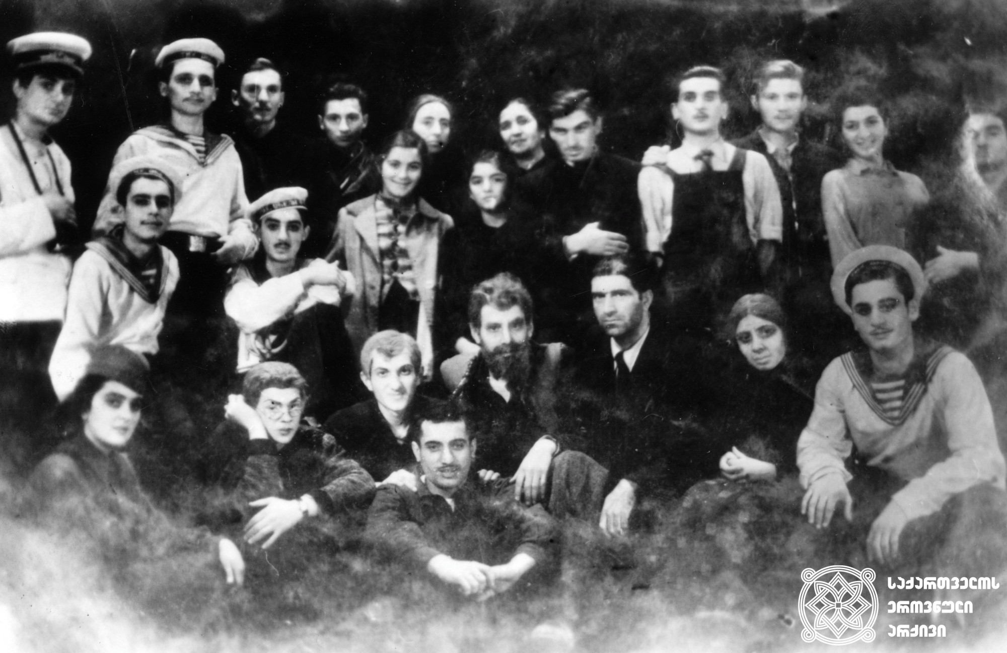 პიონერთა სასახლის თეატრალური წრის წევრები. მარჯვნიდან მეოთხე დგას რამაზ ჩხიკვაძე. <br>
1944-45 წწ. <br>

Theater Circle members of the Pioneers' Palace. Ramaz Chkhikvadze is fourth from the right. <br>
1944-45.