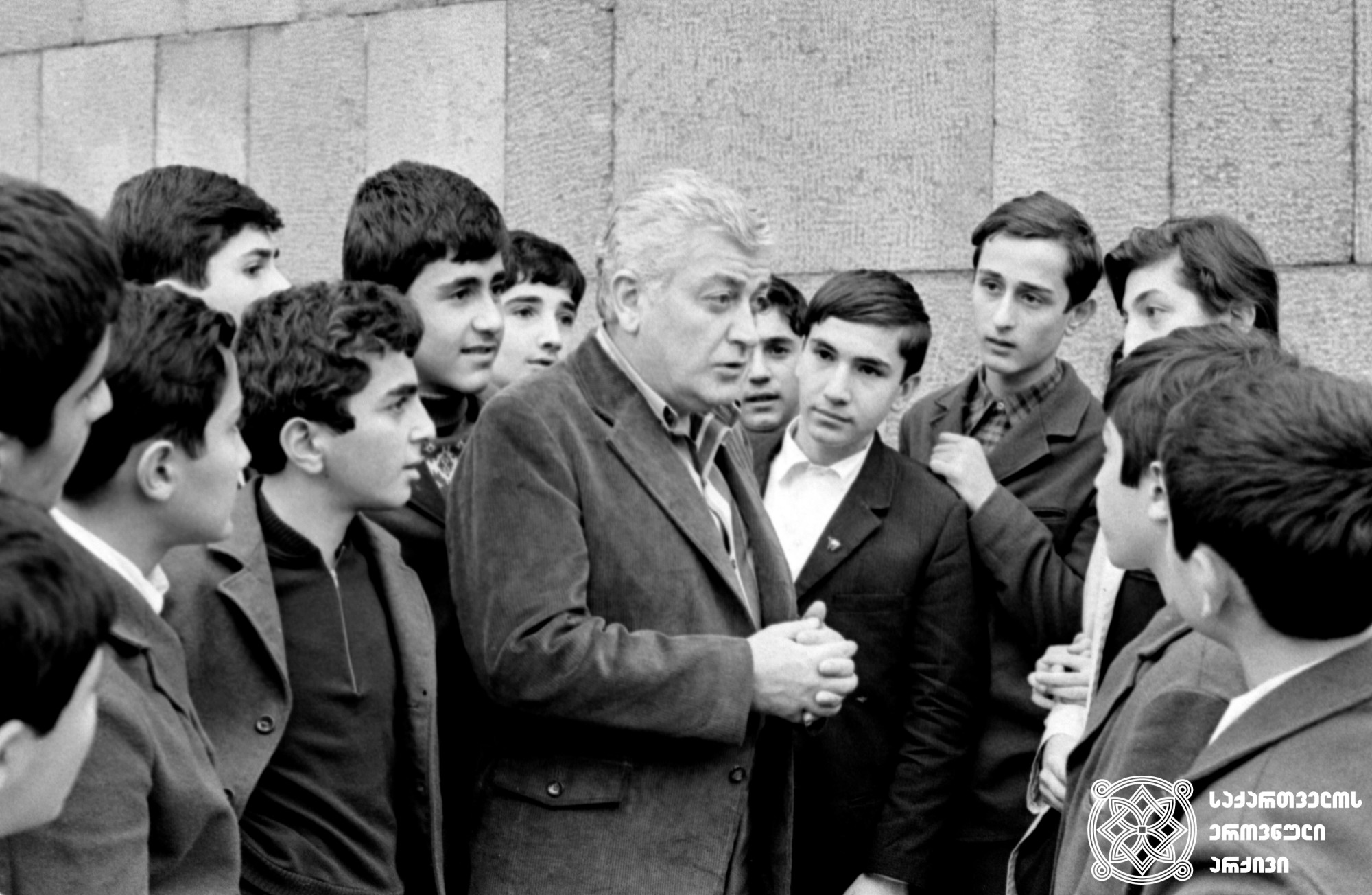 რამაზ ჩხიკვაძე მოსწავლეებთან ერთად. <br>
ალექსანდრე სააკოვის ფოტო. <br>
1973 წელი. <br>

Ramaz Chkhikvadze with pupils. <br>
Photo by Alexander Saakov. <br>
1973. <br>