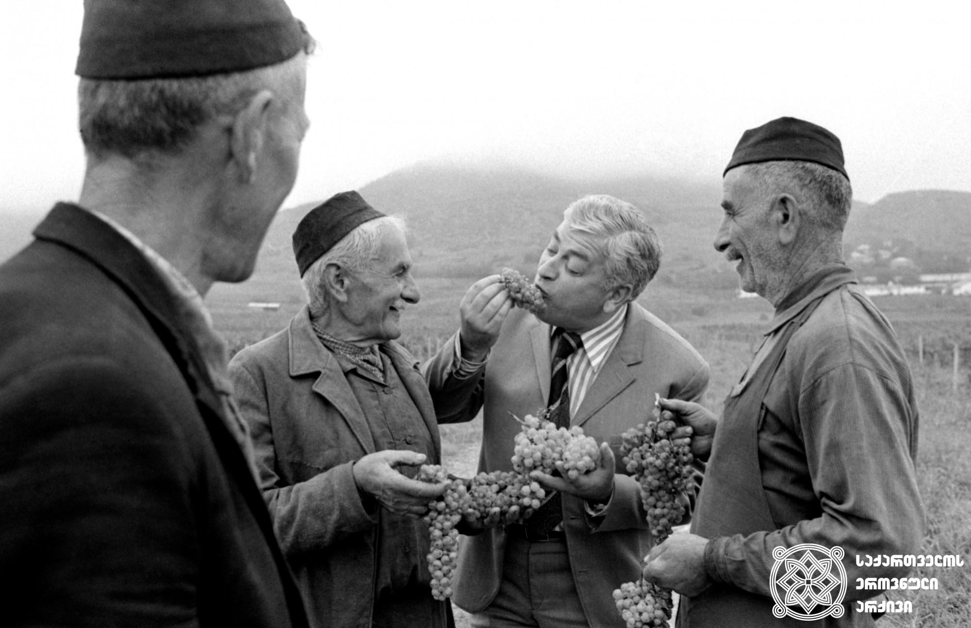 რამაზ ჩხიკვაძე სტუმრად მანავში. <br>
ალექსანდრე სააკოვის ფოტო. <br>
1973 წელი. <br>

Ramaz Chkhikvadze in Manavi. <br>
Photo by Alexander Saakov. <br>
1973. <br>