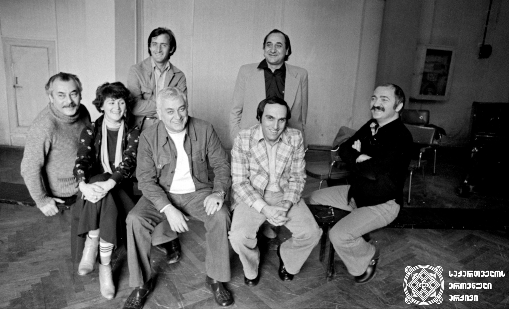 შოთა რუსთაველის  სახელმწიფო აკადემიური თეატრის  შემოქმედებითი  ჯგუფი, მარცხნიდან: გურამ საღარაძე,  იზა გიგოშვილი, გოგი ალექსი-მესხიშვილი, ჯემალ ღაღანიძე, რამაზ ჩხიკვაძე, ჟანრი ლოლაშვილი და რობერტ სტურუა. <br>
24 მარტი, 1980 წელი. <br>

The Rustaveli Theatre Company, from left to right: Guram Sagharadze, Iza Gigoshvili, Gogi Aleksi-Meskhishvili, Jemal Gaganidze, Ramaz Chkhikvadze, Janri Lolashvili and Robert Sturua. <br> March 24, 1980.