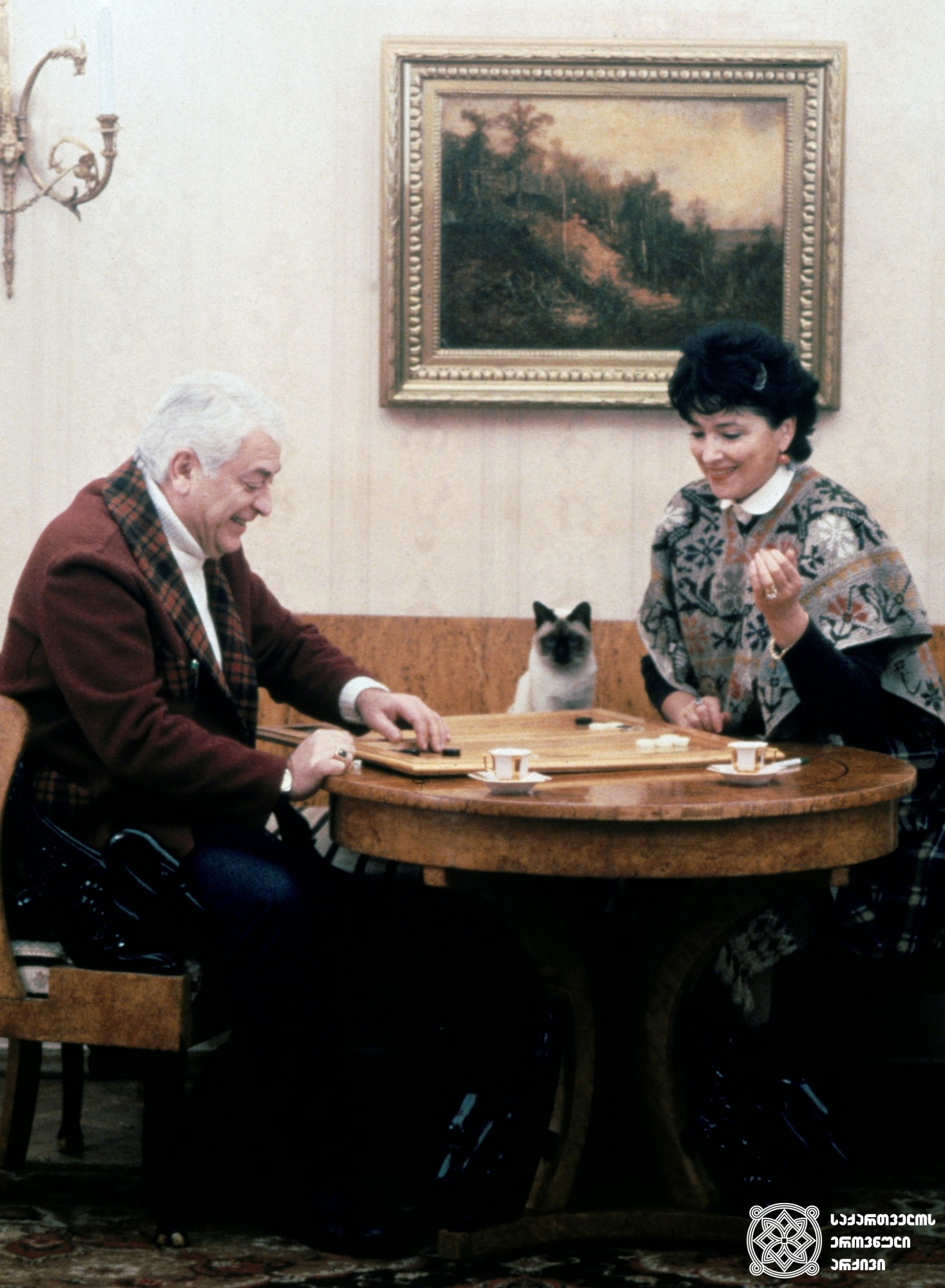 რამაზ ჩხიკვაძე და მისი მეუღლე ნატაშა ჩხიკვაძე. <br>
ანატოლი რუხაძის ფოტო. <br>
1983 წელი. <br>

Ramaz Chkhikvadze and his wife Natasha Chkhikvadze. <br>
Photo by Anatoly Rukhadze. <br>
1983.