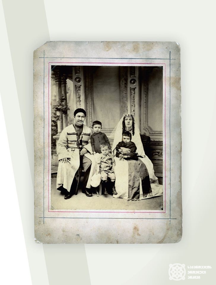 ნესტორ კაკაბაძე (მამა), ედუკი სანოძე (დედა); შუაში: სარგის (დგას), არტემ (ზის) და დავით (კალთაში) კაკაბაძეები. ქუთაისი [XIX საუკუნის მიწურული]
<br>
სარგის კაკაბაძის საოჯახო არქივიდან

<br>
Nestor Kakabadze (father), Eduki Sanodze (mother), in the middle: Sargis (standing), Artem (sitting) and David (on the lap) Kakabadzes. Kutaisi [The and of 19th c.]

<br>
From Sargis Kakabadze’s family archive