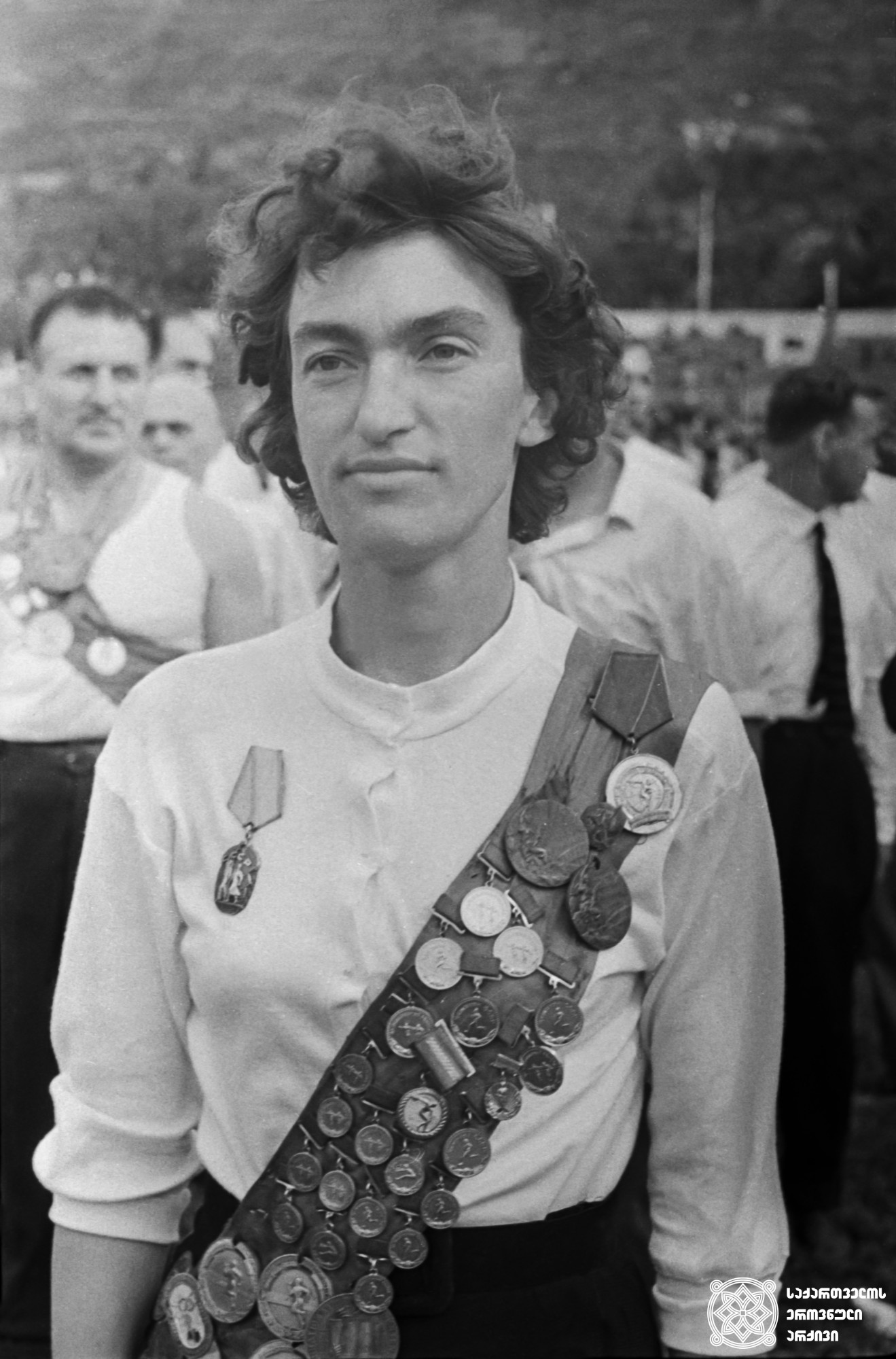 ნადეჟდა დვალიშვილი. <br>
XV და XVI ოლიმპიური თამაშების მესამე პრიზიორი მძლეოსნობაში (1952 წელი, ჰელსინკი; 1956 წელი, მელბურნი). <br>
Nadezhda Dvalishvili. <br>
Third-prize winner of the XV and XVI Olympic Games in Triathlon (1952, Helsinki; 1956, Melbourne).