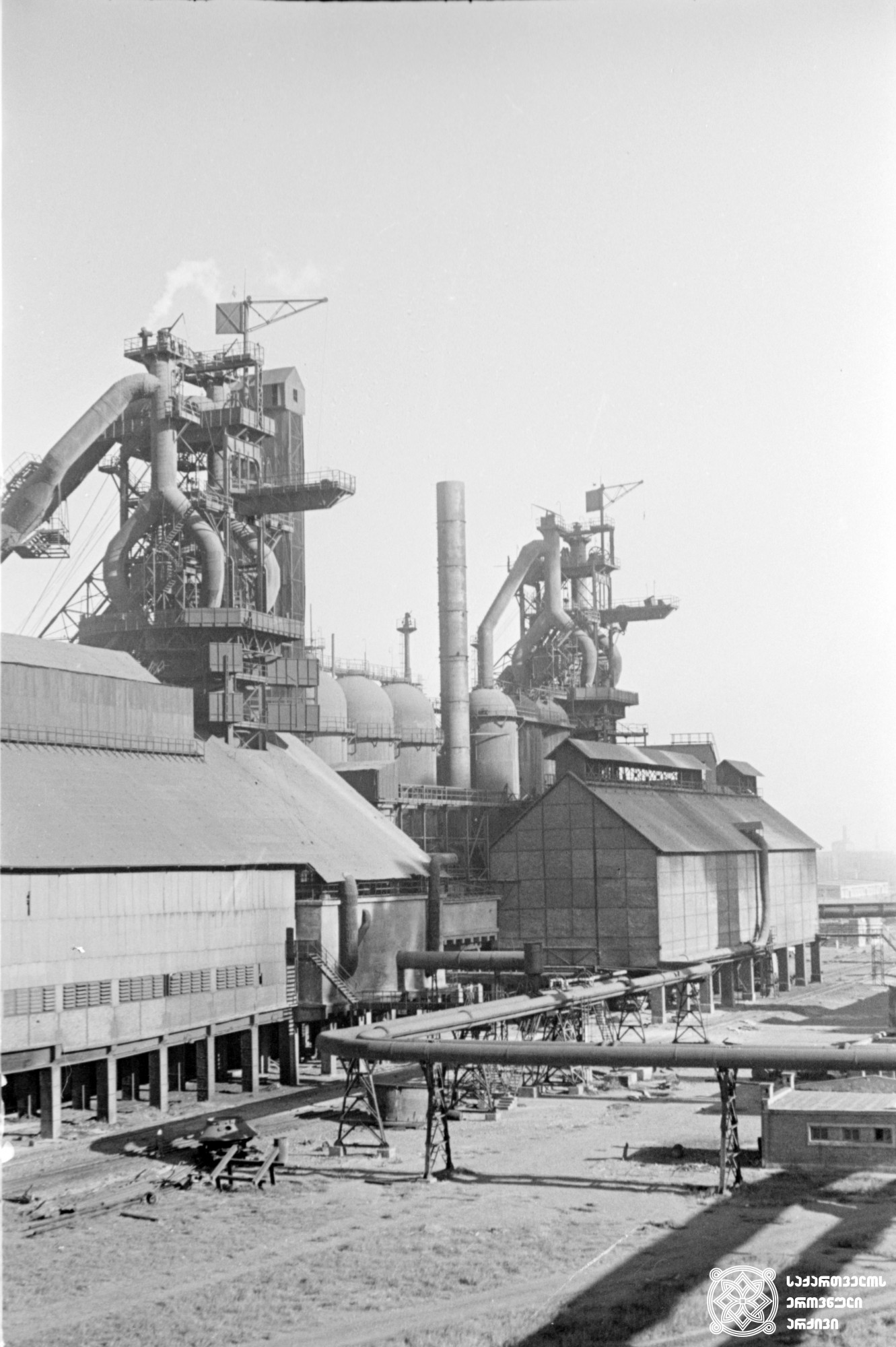 რუსთავის მეტალურგიული ქარხნის საღუმელო საამქროს საერთო ხედი, 1957 წელი.
Rustavi Metallurgical Plant, General view of the mill factory, 1957.
