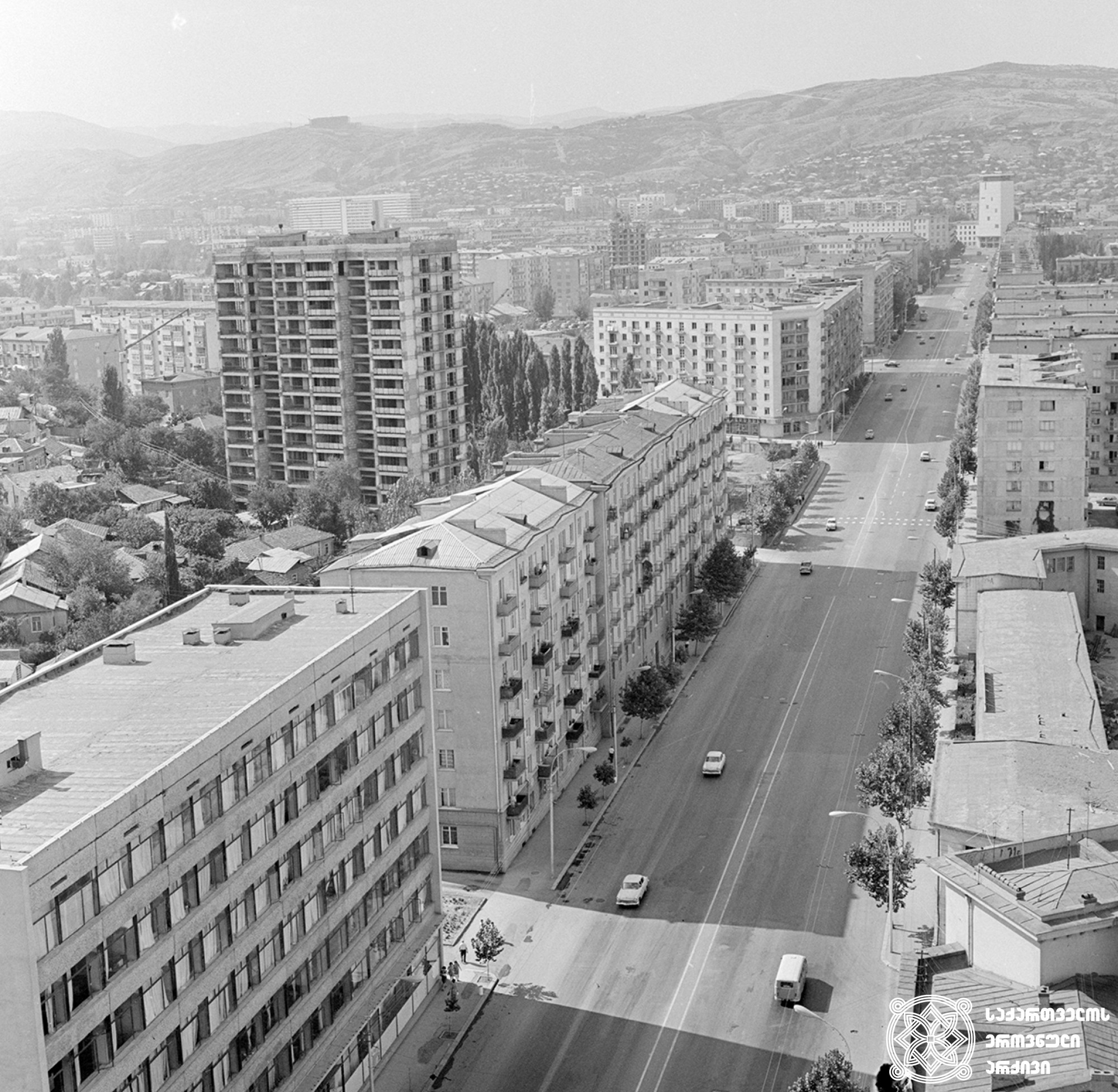 <br> პეკინის ქუჩის ზედხედი, 1972 წელი.
<br> ფოტოს ავტორი ს. თევზაძე.
<br> View on Pekini Street, 1972.
<br> Photo by S. Tevzadze.