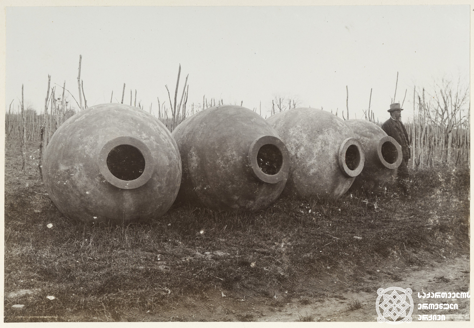 ქვევრები<br>
კახეთი, 1900-1905 წლები <br>
ფოტო: კონსტანტინე ზანისი <br>
Pitchers<br>
Kakheti, 1900-1905 <br>
Photo by Konstantin Zanis