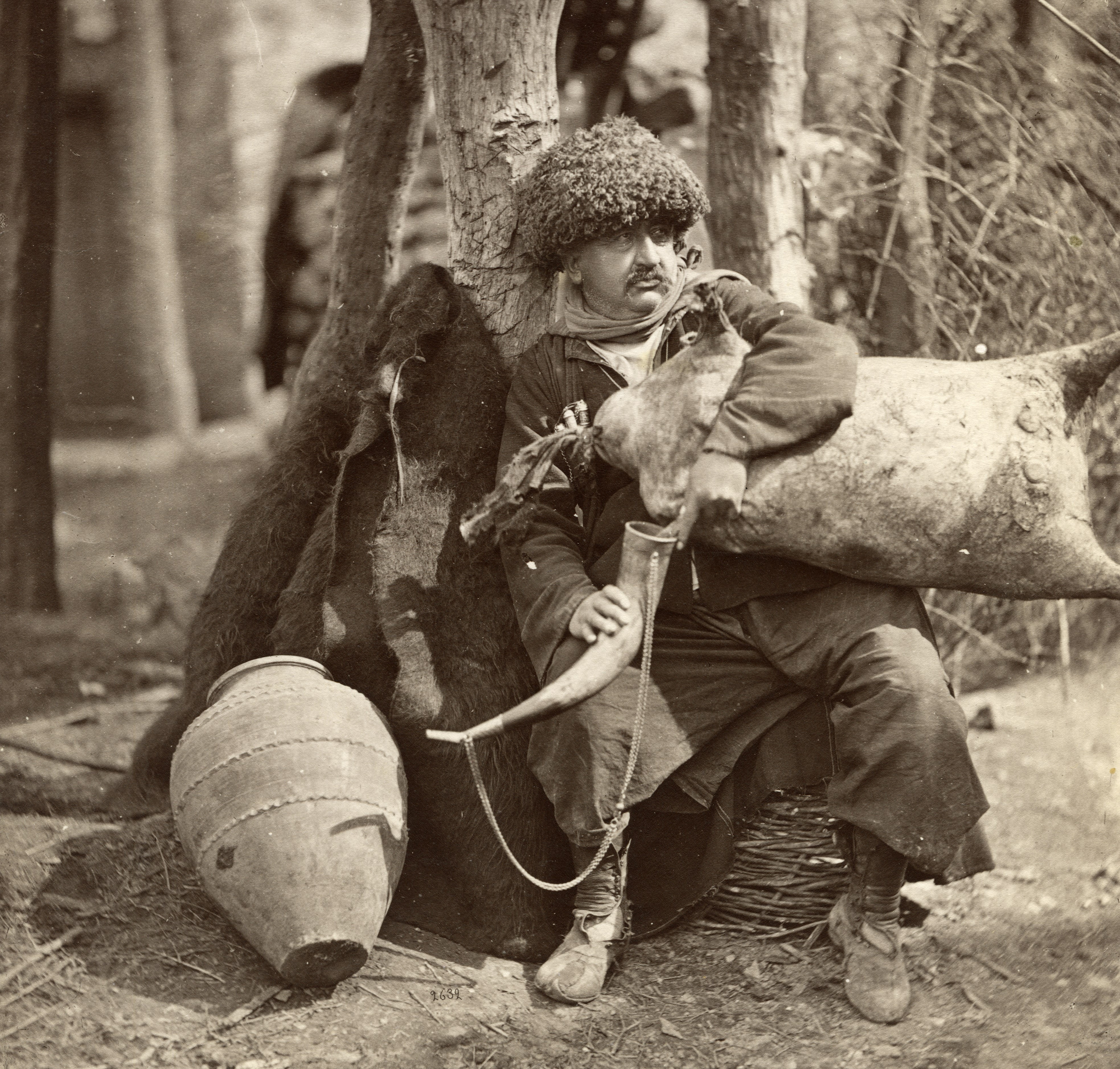 კახელი კაცი ტიკჭორითა და ყანწით <br>
ფოტო: დიმიტრი ერმაკოვი  <br>
[1870-1910]  <br>
A Kakhetian man with a small wineskin and a horn <br>
Photo: Dmitry Ermakov  <br>
[1870-1910]