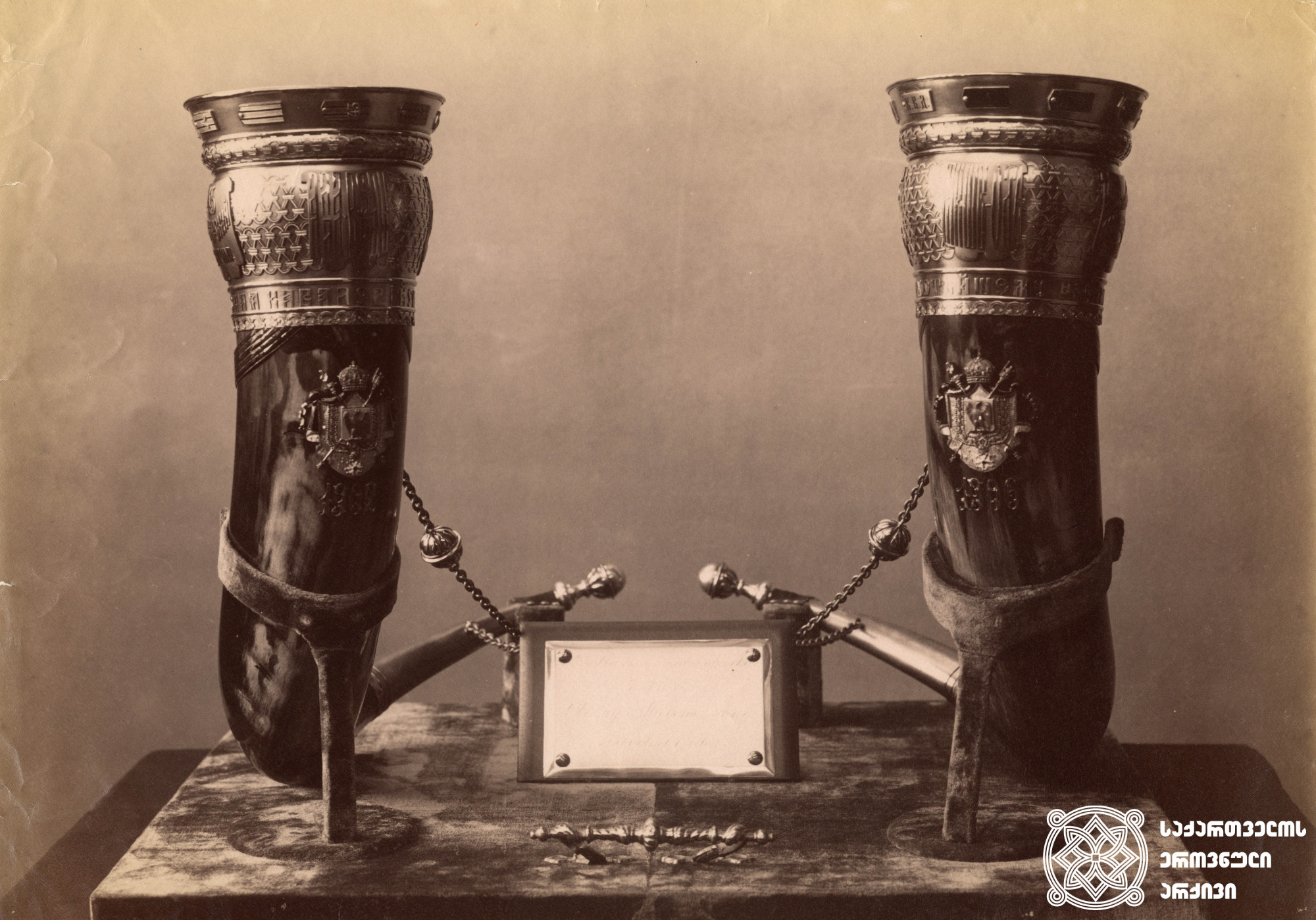 ვერცხლით მოჭედილი ყანწები
<br>
ფოტო: დიმიტრი ერმაკოვი  <br>
[1870-1910]  <br>
Horns decorated with silver frames <br>
Photo: Dmitry Ermakov  <br>
[1870-1910]