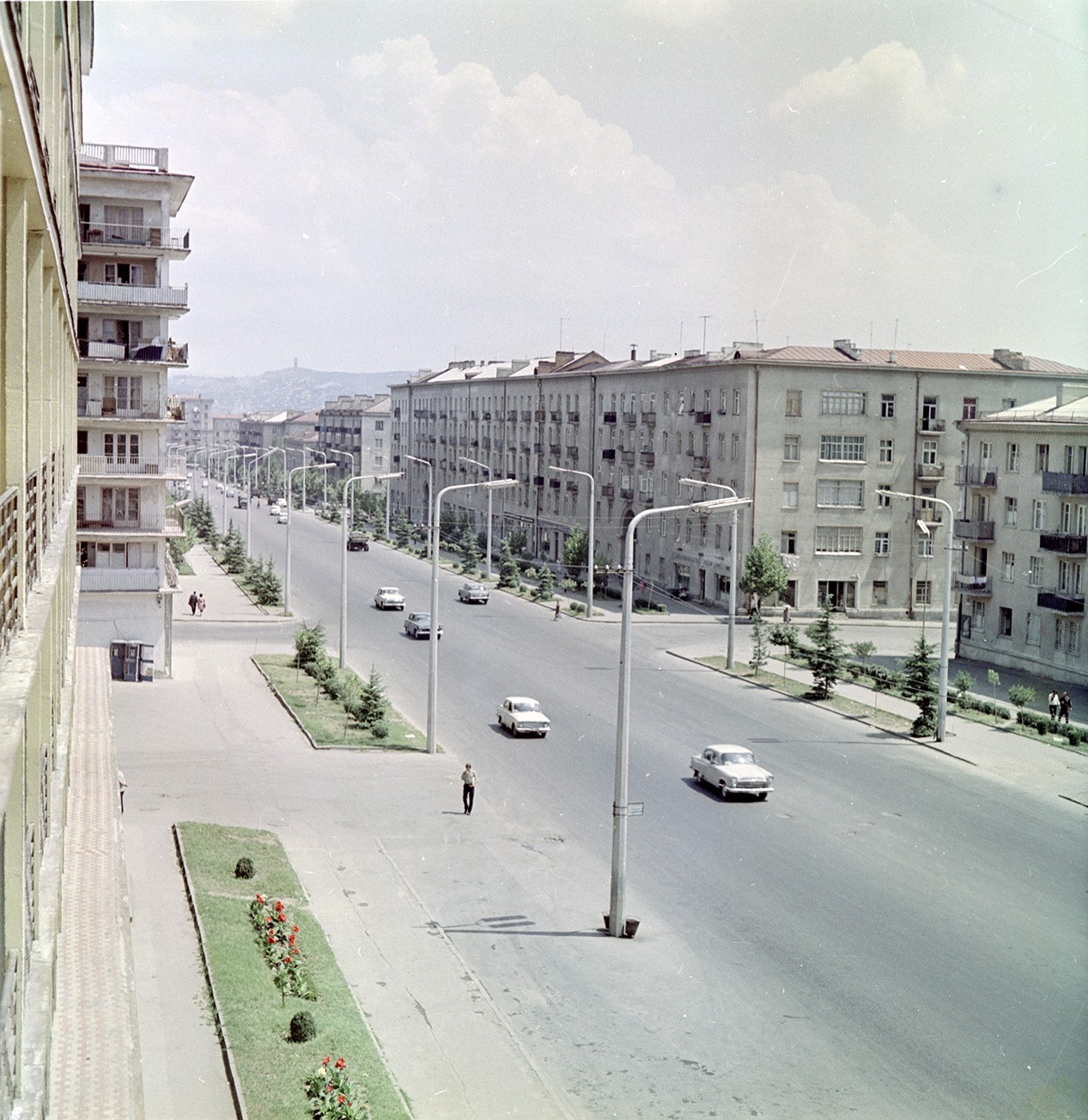 <br> ვაჟა-ფშაველას გამზირის ხედი, 1968 წელი.
<br> ფოტოს ავტორი დავიდიანი.
<br> View of Vazha-Pshavea Avenue, 1968.
<br> Photo by Davidian.