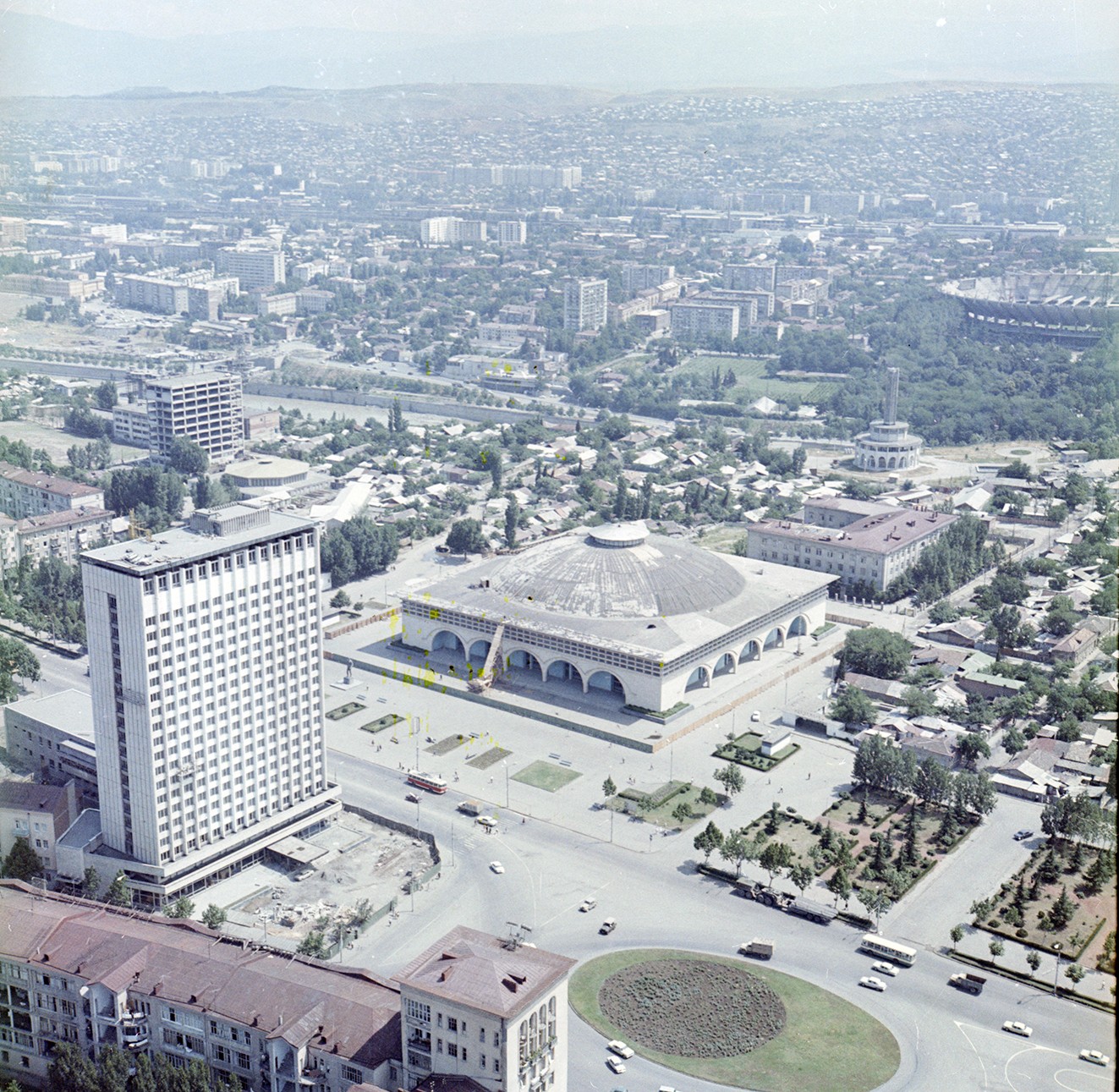 <br> ორჯონიკიძის მოედანი (დღევანდელი 26 მაისის მოედანი), 1975 წელი.
<br> ფოტოს ავტორი ოთარ თურქია.
<br> Orjonikidze Square (today’s 26 May Square), 1975.
<br> Photo by Otar Turkia.
