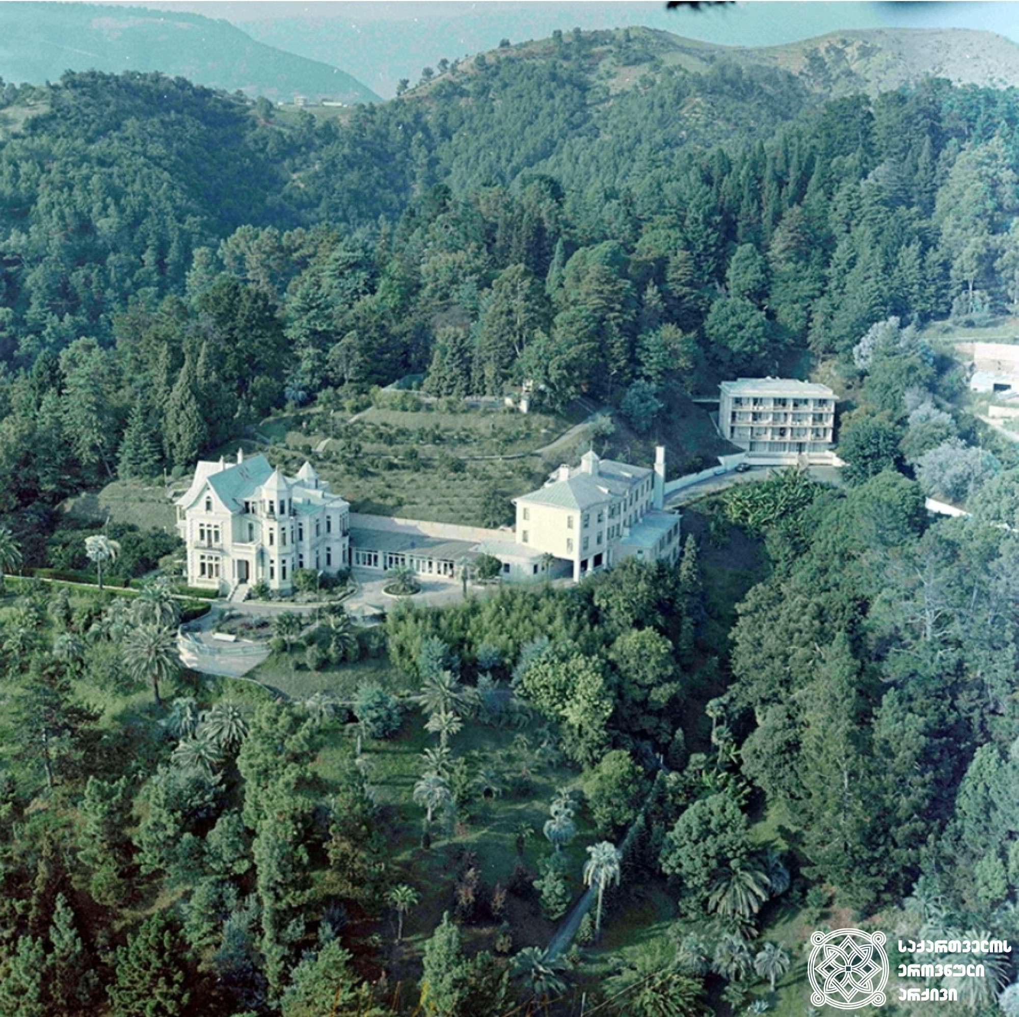 მინისტრთა საბჭოს სანატორიუმი <br>
1971 წელი. ფოტოს ავტორი ოთარ თურქია <br>
Sanatorium of the Council of Ministers <br>
1971. Photo by Otar Turkia