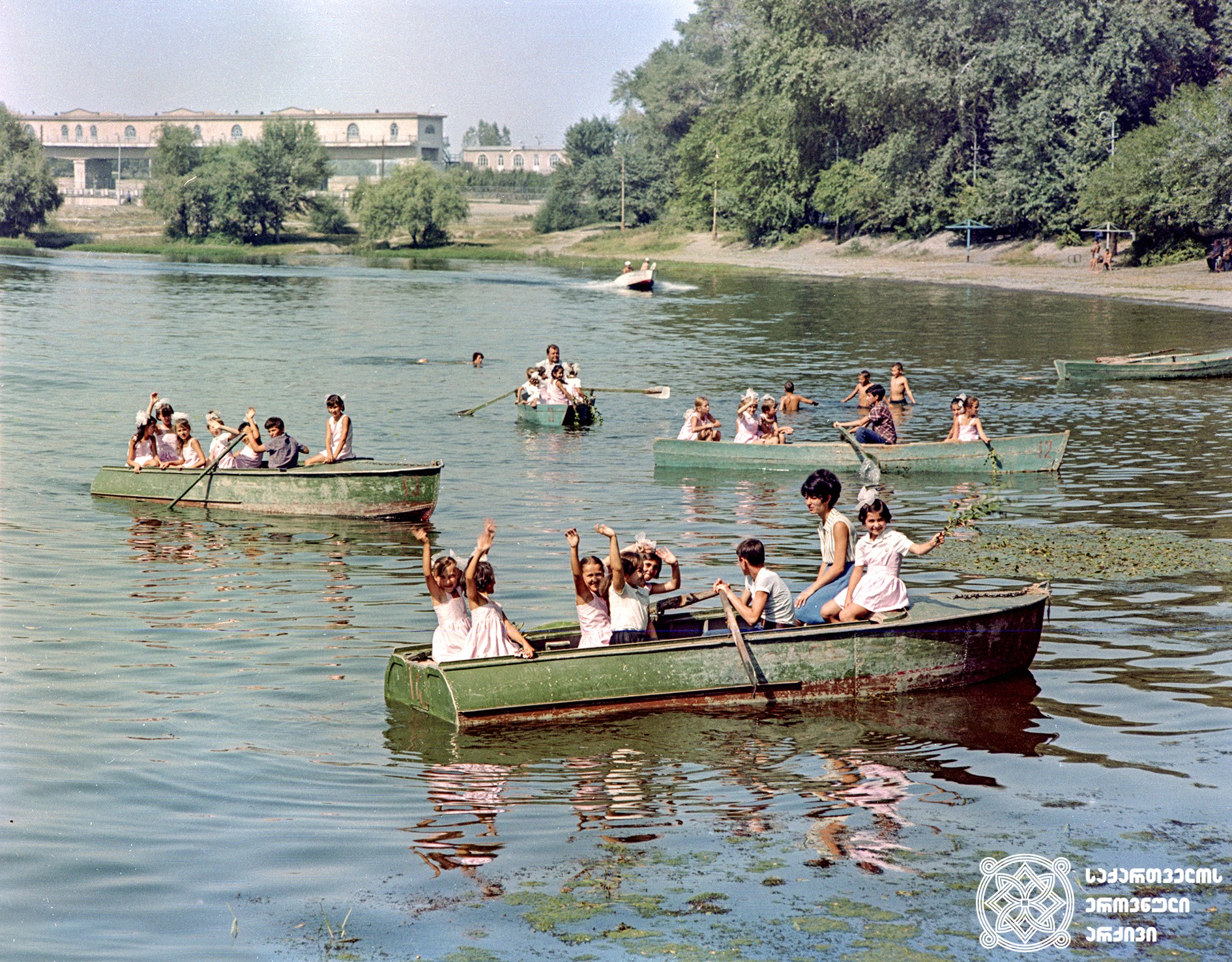 რუსთავის დასასვენებელი პარკი. 1971 წელი. <br>
Rustavi Amusement Park, 1971.
