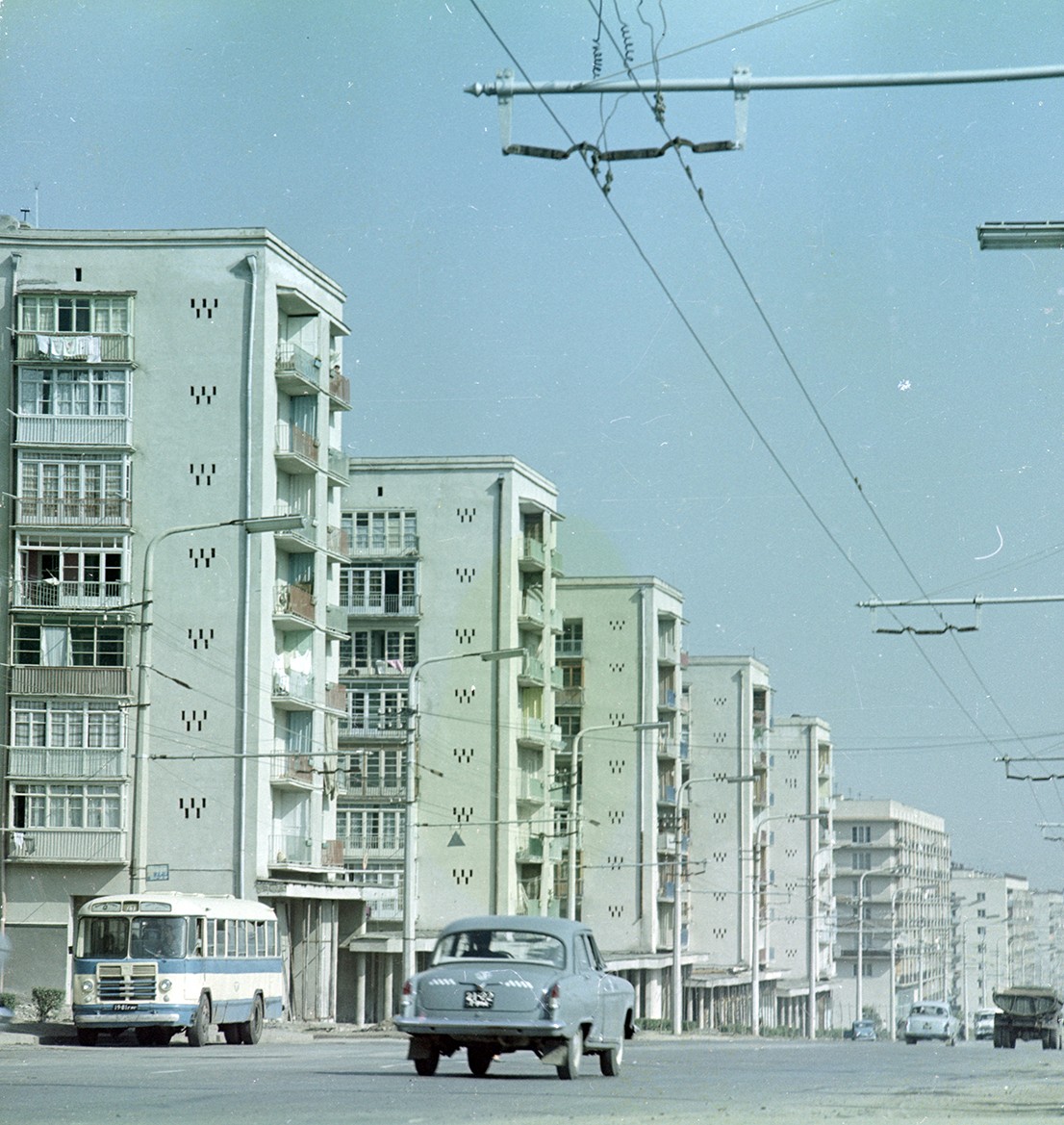 <br> ვაჟა-ფშაველას გამზირი, 1972 წელი.
<br> ფოტოს ავტორი ოთარ თურქია.
<br> Vazha-Pshavela Avenue, 1972.
<br> Photo by Otar Turkia.