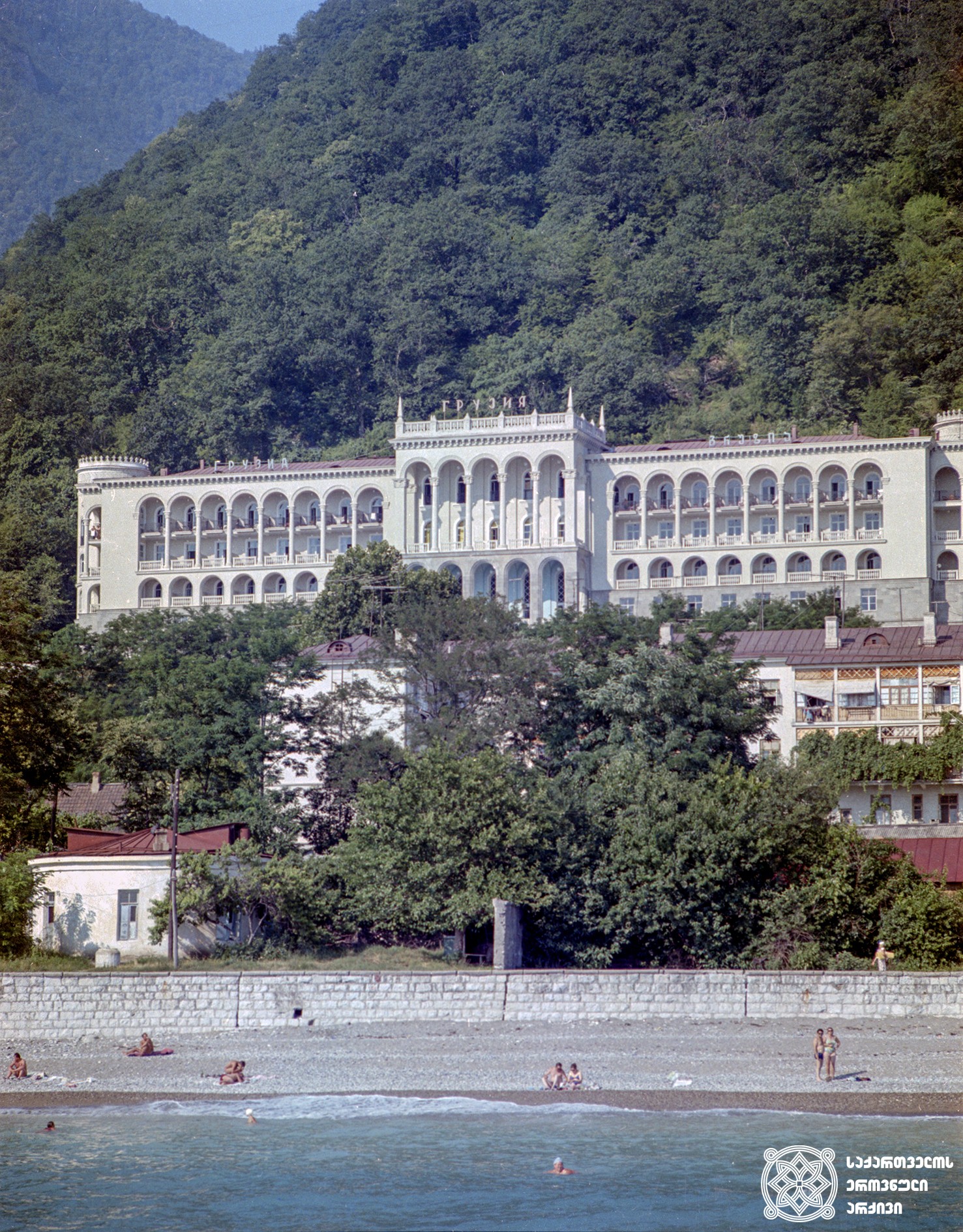 სანატორიუმი “გრუზია“, გაგრა. აფხაზეთი, 1973 წელი.
<br>
Sanatorium “Gruzia”, Gagra. Abkhazia, 1973.