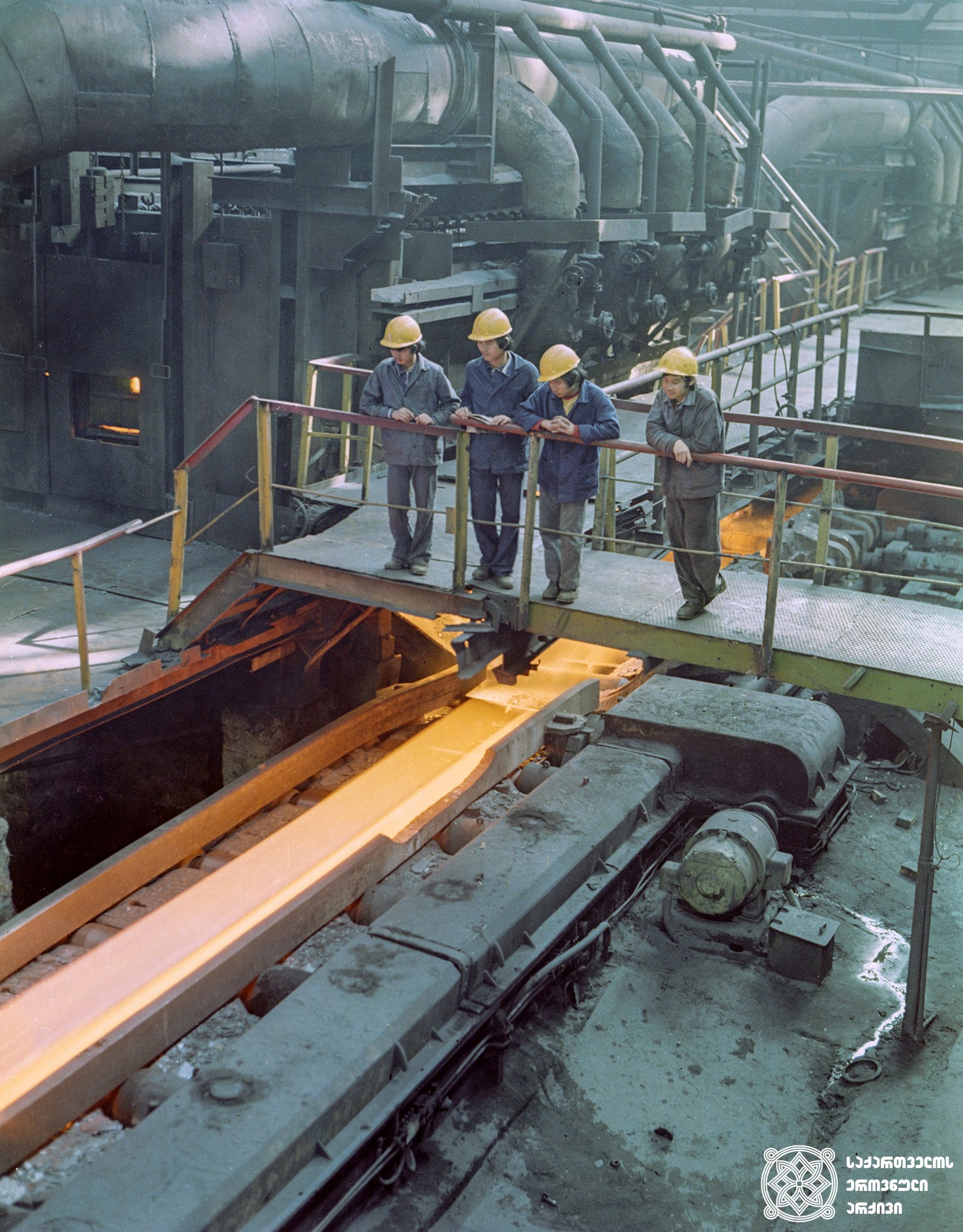 ვიეტნამელები პრაქტიკაზე რუსთავის მეტალურგიულ ქარხანაში. 1977 წელი. 
<br>
Vietnamese people practicing in Rustavi Metallurgical factory. 1977.