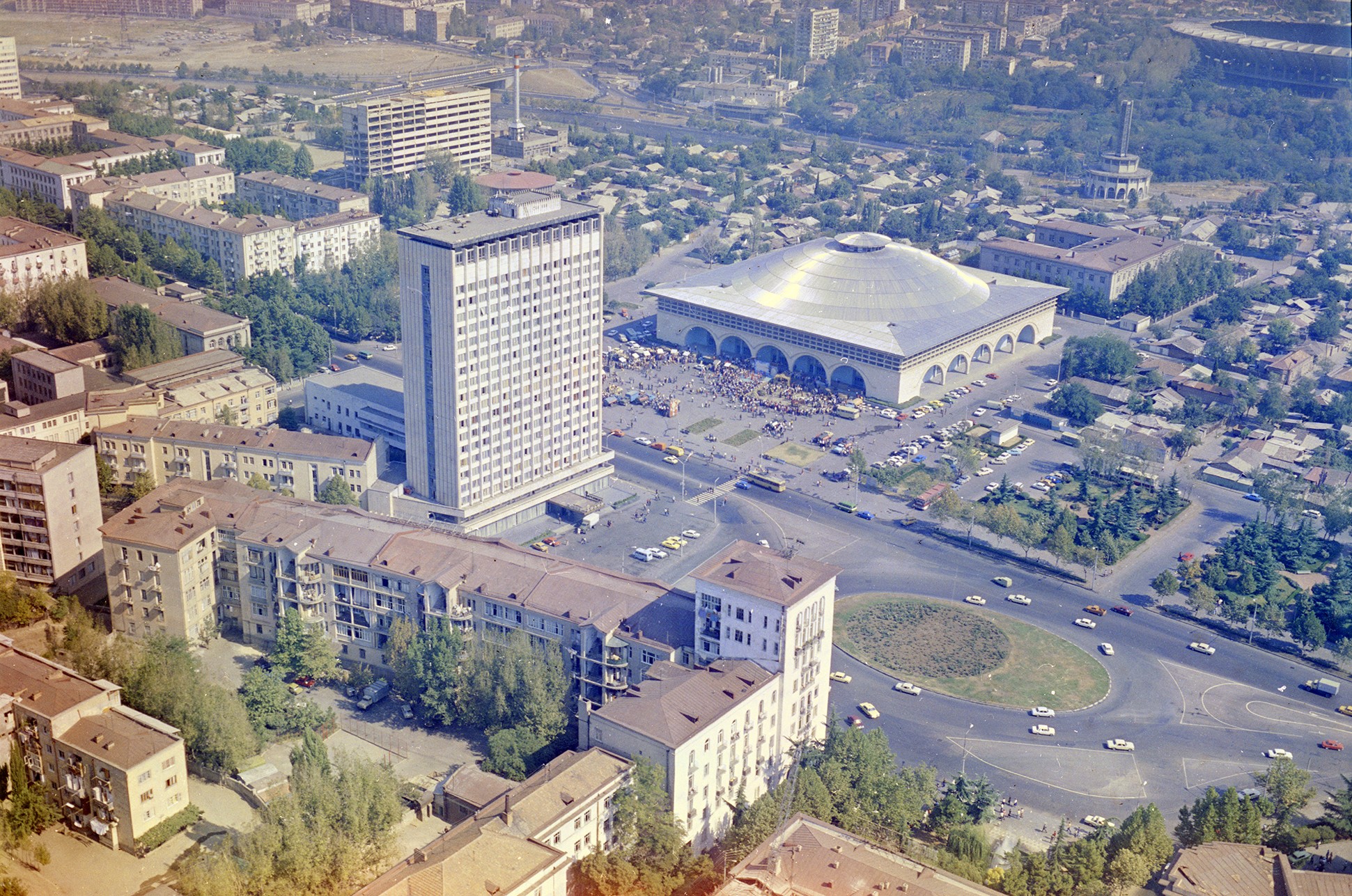 <br> თბილისის ხედი ვერტმფრენიდან, 1979 წელი.
<br> ფოტოს ავტორი სერგო ედიშერაშვილი.
<br> View of Tbilisi from helicopter, 1979.
<br> Photo by Sergo Edisherashvili.