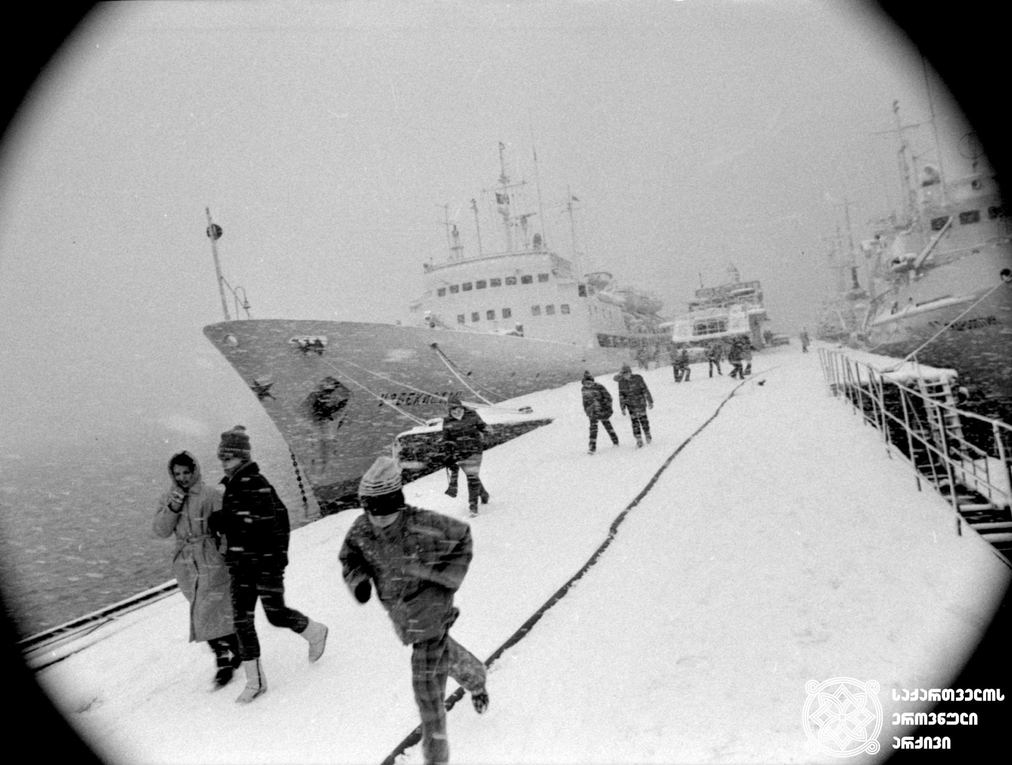 სოხუმის პორტი <br>
1989 წელი <br>
ფოტოგრაფი ბ. სოკოლოვი <br>
Port of Sokhumi <br>
1989 <br>
Photo by b. Sokolov