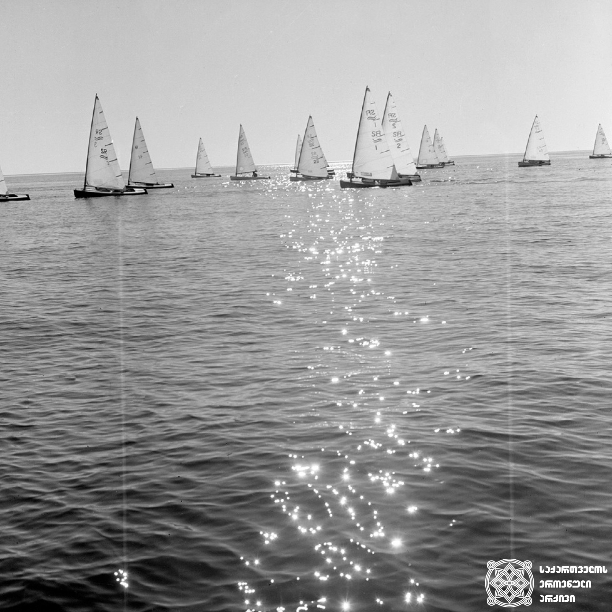 იალქნიანი რეგეტა <br>
1990 წელი <br>
ფოტოს ავტორი ირაკლი ჭოხონელიძე <br>
Sailing regatta <br>
1990<br>
Photo by Irakli Chokhonelidze <br>