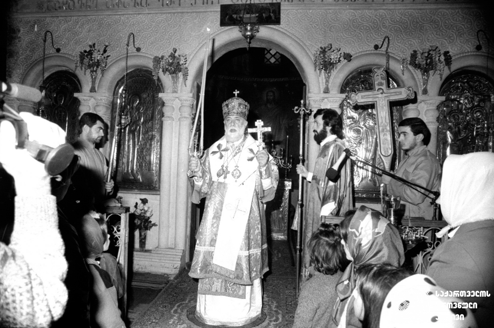 სრულიად საქართველოს კათოლიკოს-პატრიარქ ილია II-ის წირვა სოხუმის საკათედრო ტაძარში <br>
1990 წელი <br>
ფოტოს ავტორი ბ. სოკოლოვი <br>
Mass of Catholicos-Patriarch of All Georgia Ilia II in Sukhumi Cathedral <br>
1990 <br> 
Photo by b. Sokolov