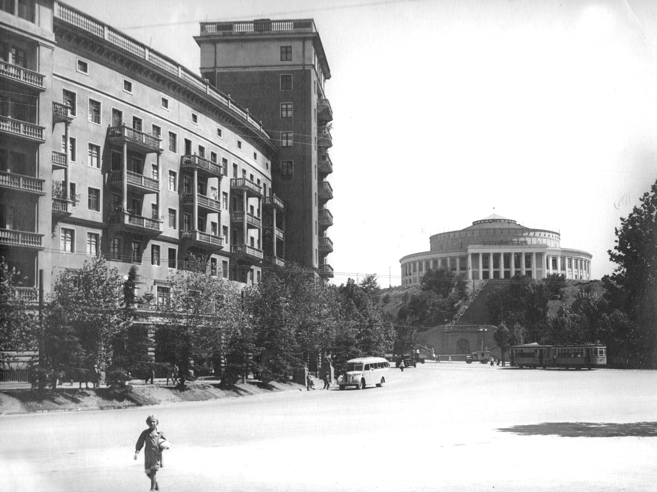 გმირთა მოედანი, 1940-იანი წლები.
<br>დაცულია გიორგი ბეჟანიშვილის ფონდში. 
<br> Heroes Square, 1940s.
<br>Preserved in Giorgi Bezhanishvili’s fonds.