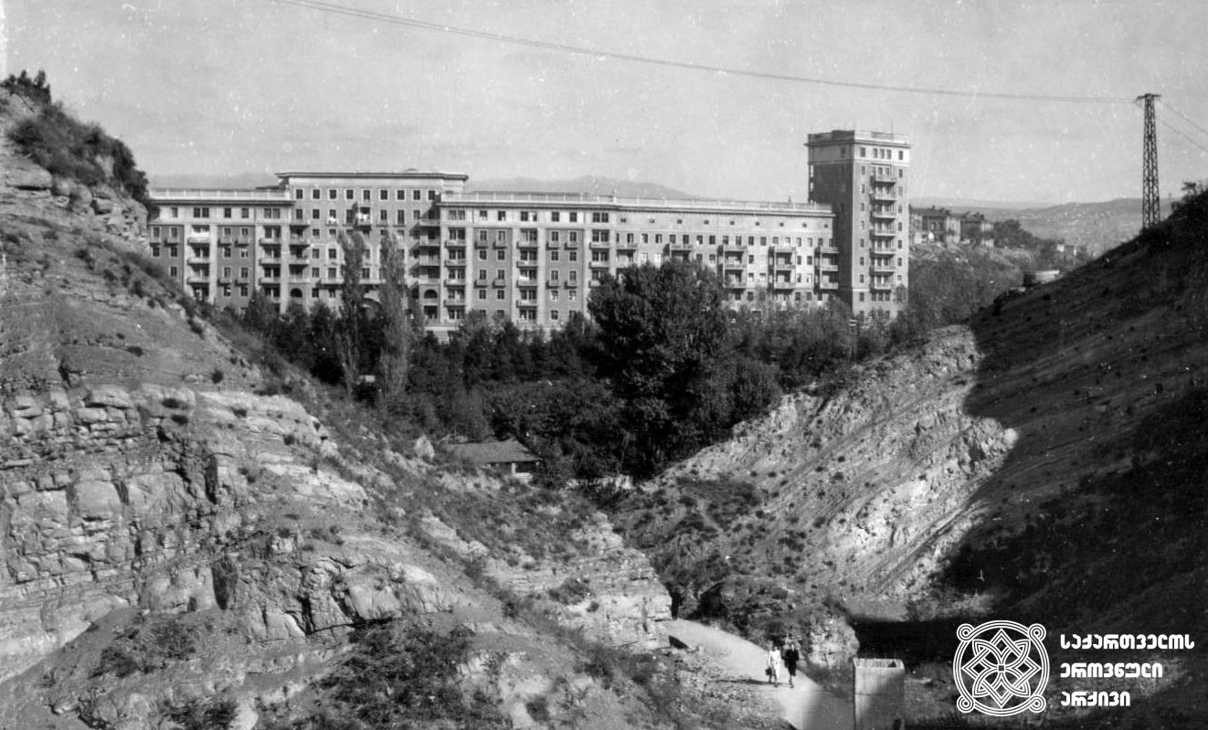 საბურთალოს რაიონის განაშენიანება, 1940-იანი წლები.
<br>დაცულია გიორგი ბეჟანიშვილის ფონდში. 
<br>Saburtalo district, 1940s.
<br>Preserved in Giorgi Bezhanishvili’s fonds.