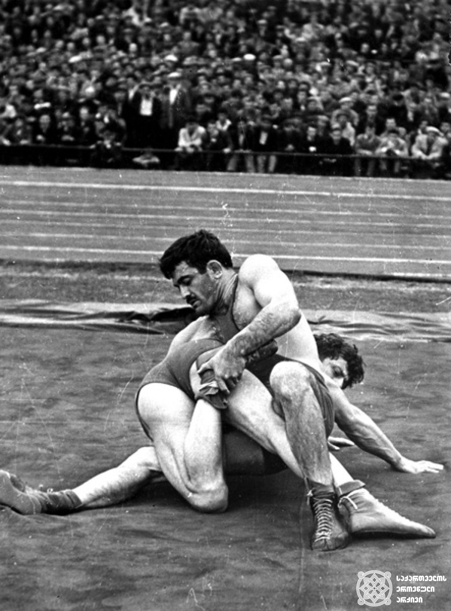 გიორგი სხირტლაძე. <br>
XVI და XVII ოლიმპიური თამაშების მესამე პრიზიორი თავისუფალ ჭიდაობაში (1956, მელბურნი; 1960, რომი). <br>
ფოტო საქართველოს ეროვნული ოლიმპიური კომიტეტის ვებგვერდიდან. <br>
Giorgi Skhirtladze. <br>
Third-prize winner of the XVI and XVII Olympic Games in Wrestling Freestyle (1956, Melbourne; 1960, Rome). <br>
Photo from the web-site of the Georgian National Olympic Committee.