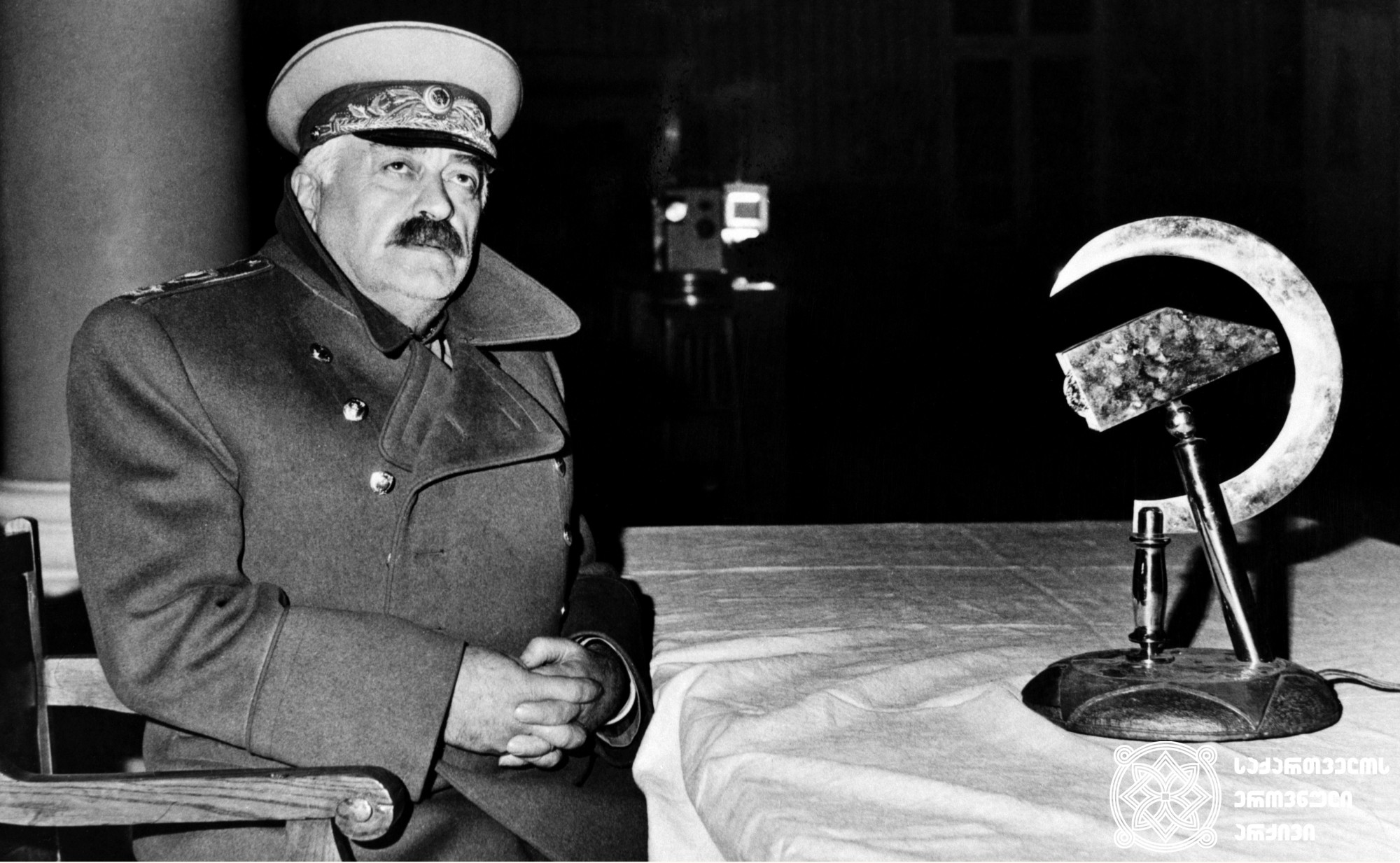 მხატვრული ფილმი „ამხანაგ სტალინის მოგზაურობა აფრიკაში“, ფიჩხაძე, სტალინის ორეული  - რამაზ ჩხიკვაძე. <br>
ვასილი შუტოვის ფოტო.  <br>
1990 წელი.<br>

Feature film " The Journey of Comrade Stalin to Africa", Ramaz Chkhikvadze as Pichkhadze/Stalin's Double. <br>
Photo by Vasily Shutov. <br>
1990.
